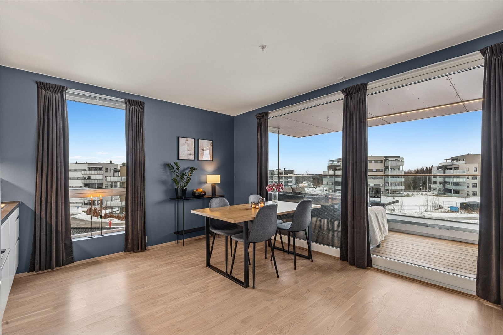 Herfra er det utgang til en overbygd balkong på 12 kvm. Galleribilde