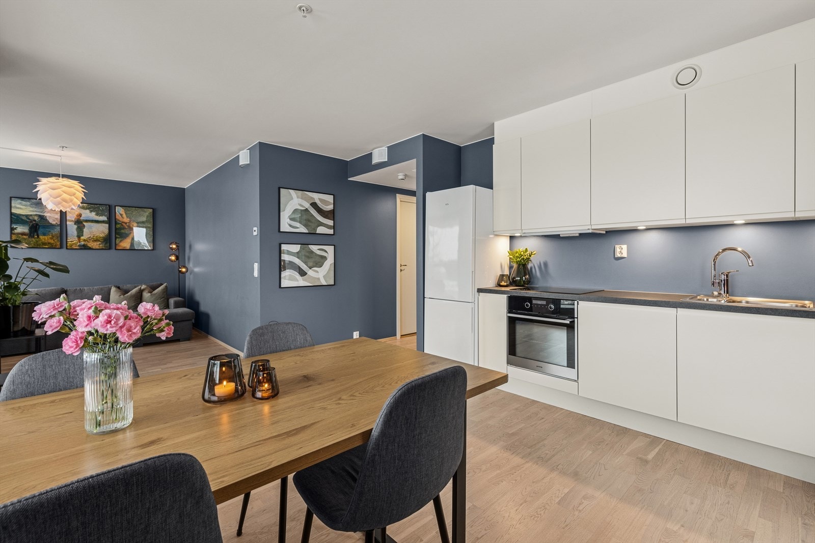 Av hvitevarer er det koketopp, stekeovn, oppvaskmaskin og kjøl-/fryseskap som medfølger i handelen. Galleribilde