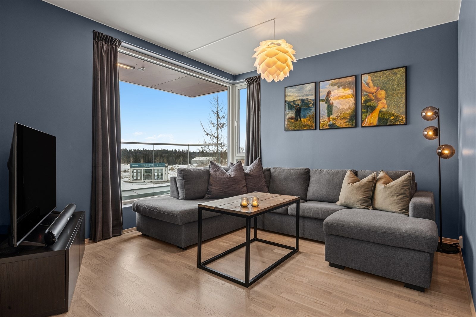 Stuen har plass til flere møbleringsmuligheter for å skape det rommet du selv ønsker. Galleribilde