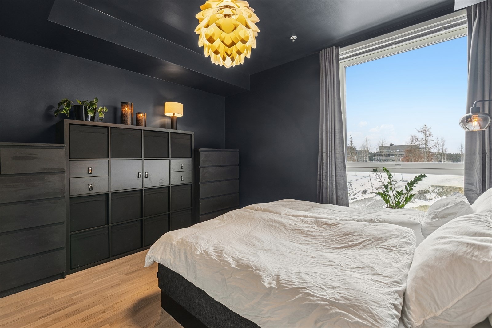 Rommet har god plass til å møblere med dobbeltseng, nattbord og oppbevaring. Galleribilde