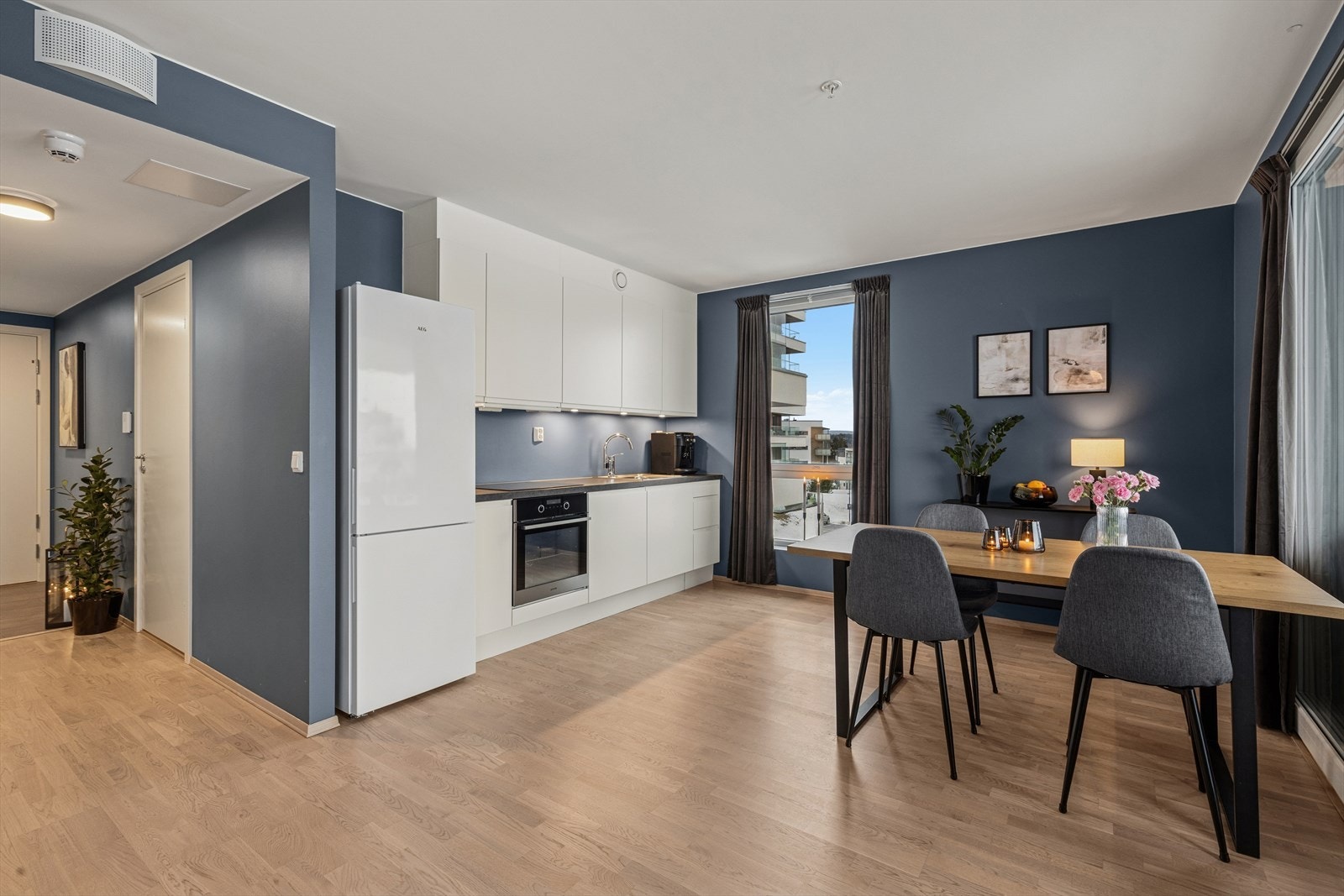 Her er en pen kjøkkeninnredning fra Sigdal med slette fronter, samt laminert benkeplate med oppvaskkum og blandebatteri. Galleribilde