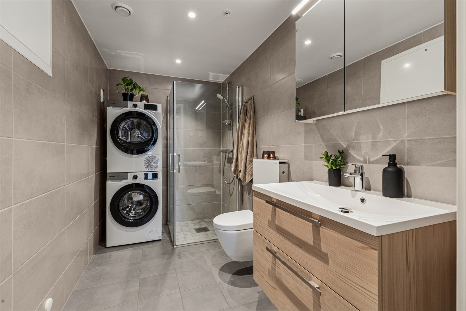 Pent flislagt baderom med behagelig gulvvarme. Galleribilde