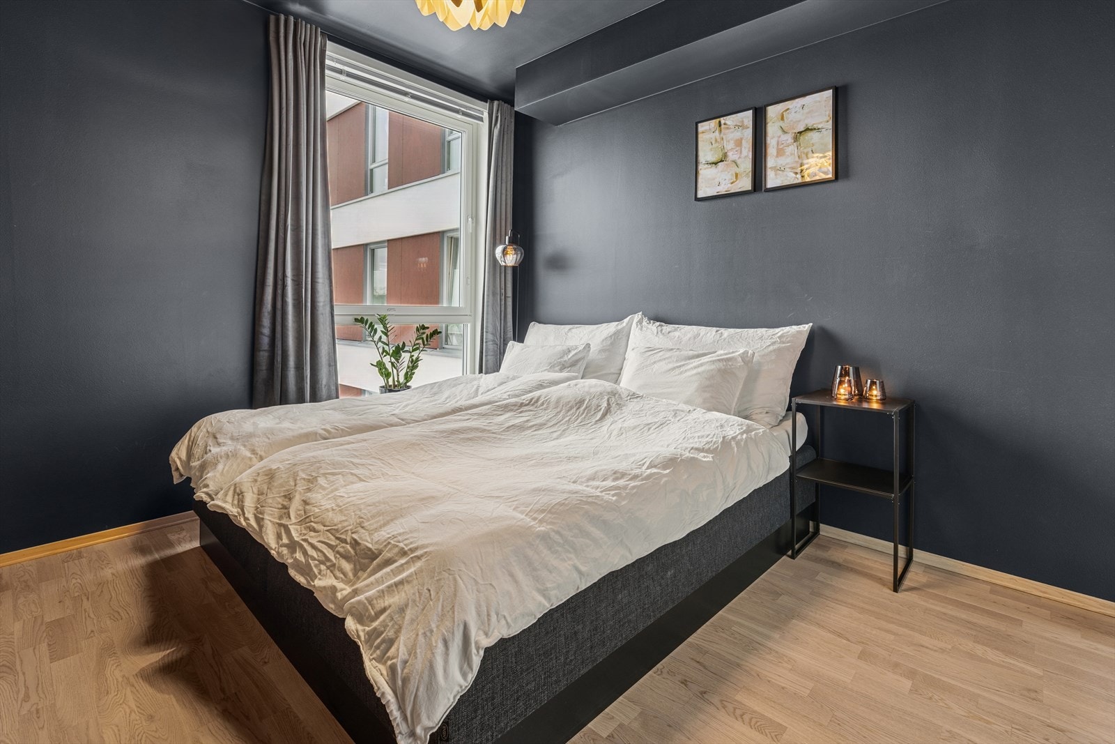 Videre byr leiligheten på ett romslig soverom. Galleribilde