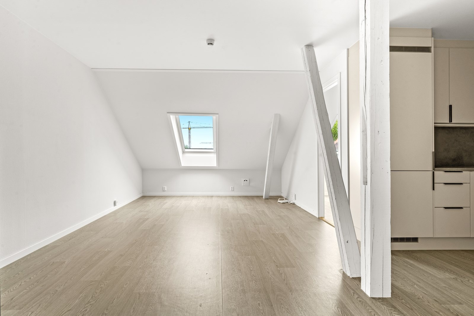 Denne loftsleiligheten byr på en helt egen atmosfære med synlige bjelker og en lun romfølelse Galleribilde