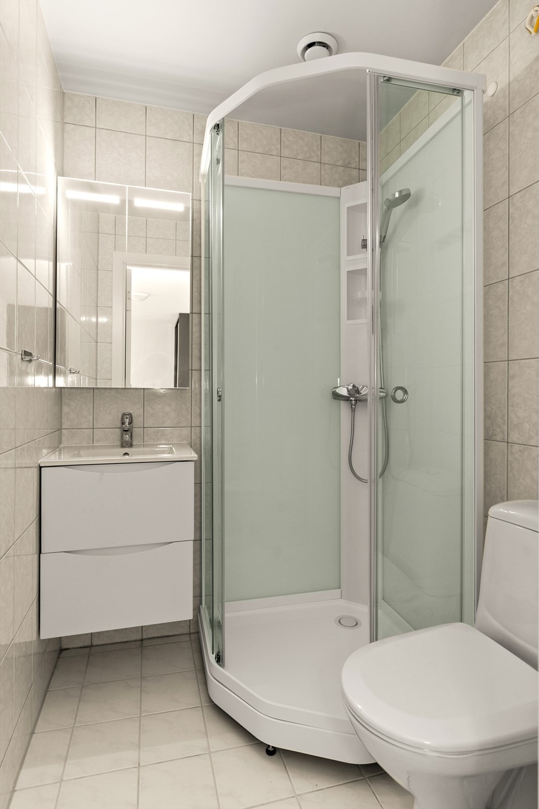 Eldre baderom med nyere innredning Galleribilde