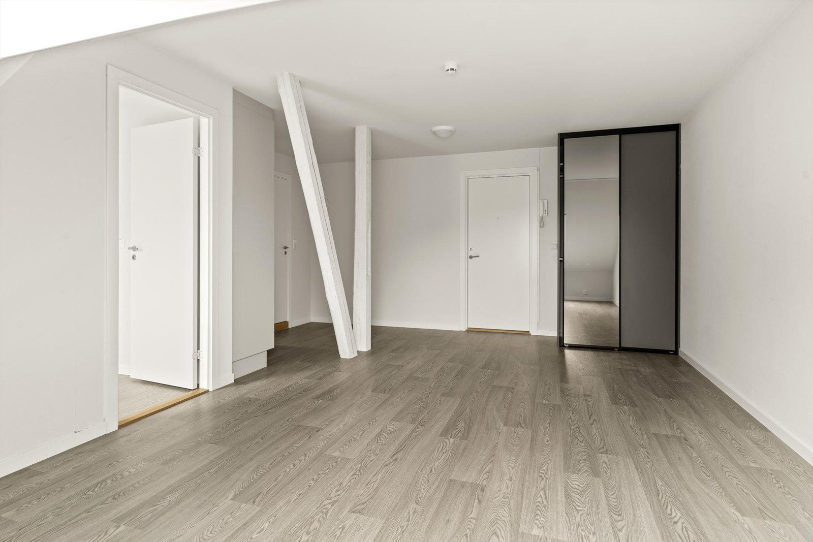 Praktisk garderobeskap ved inngangsparti Galleribilde