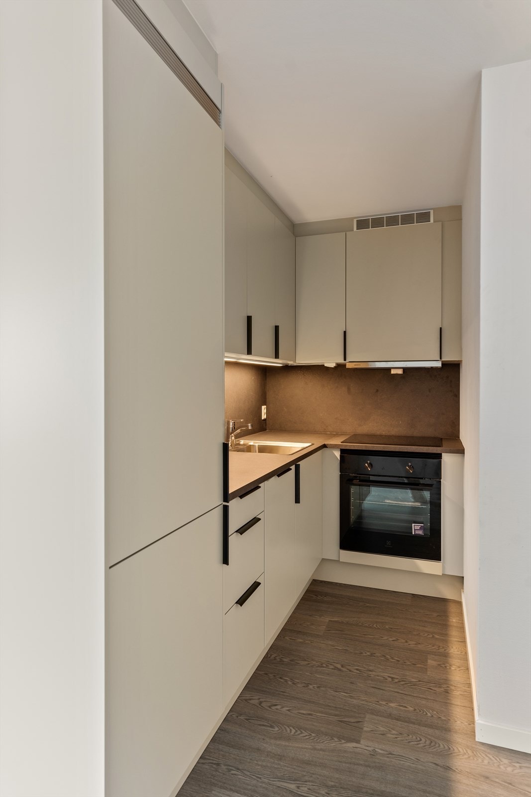 Funksjonelt kjøkken fra 2025 med integrerte hvitevarer Galleribilde