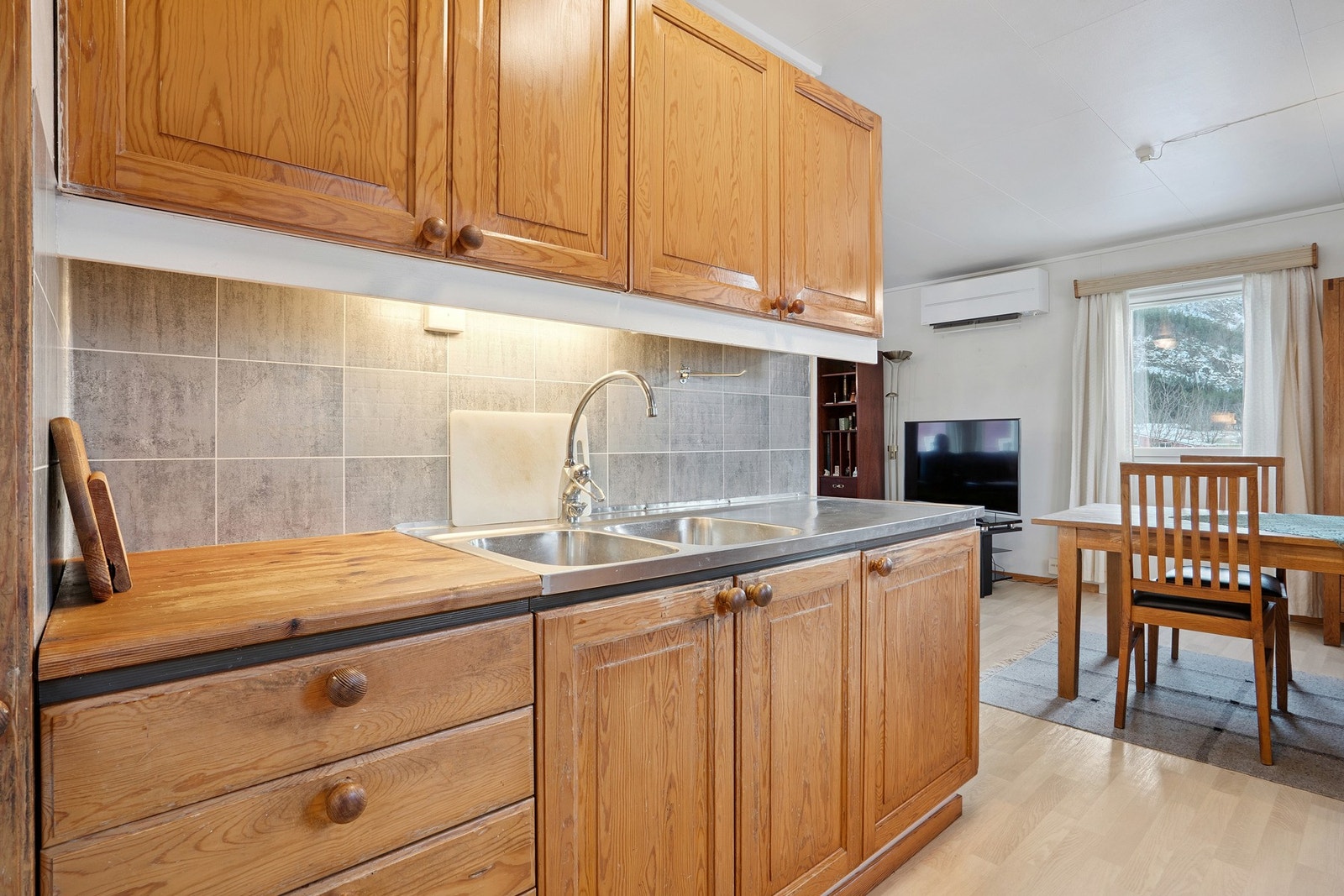 Det er frittstående hvitevarer og kjøkkenventilator med avtrekk ut Galleribilde