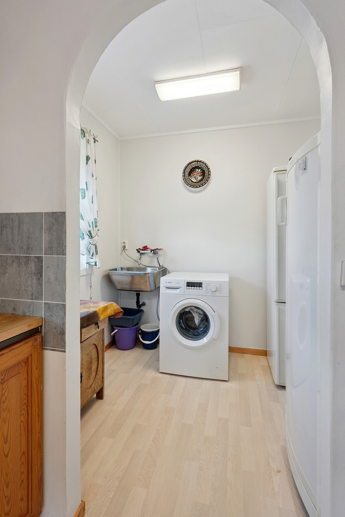 Fra kjøkkenet har du tilgang til et vaskerom Galleribilde