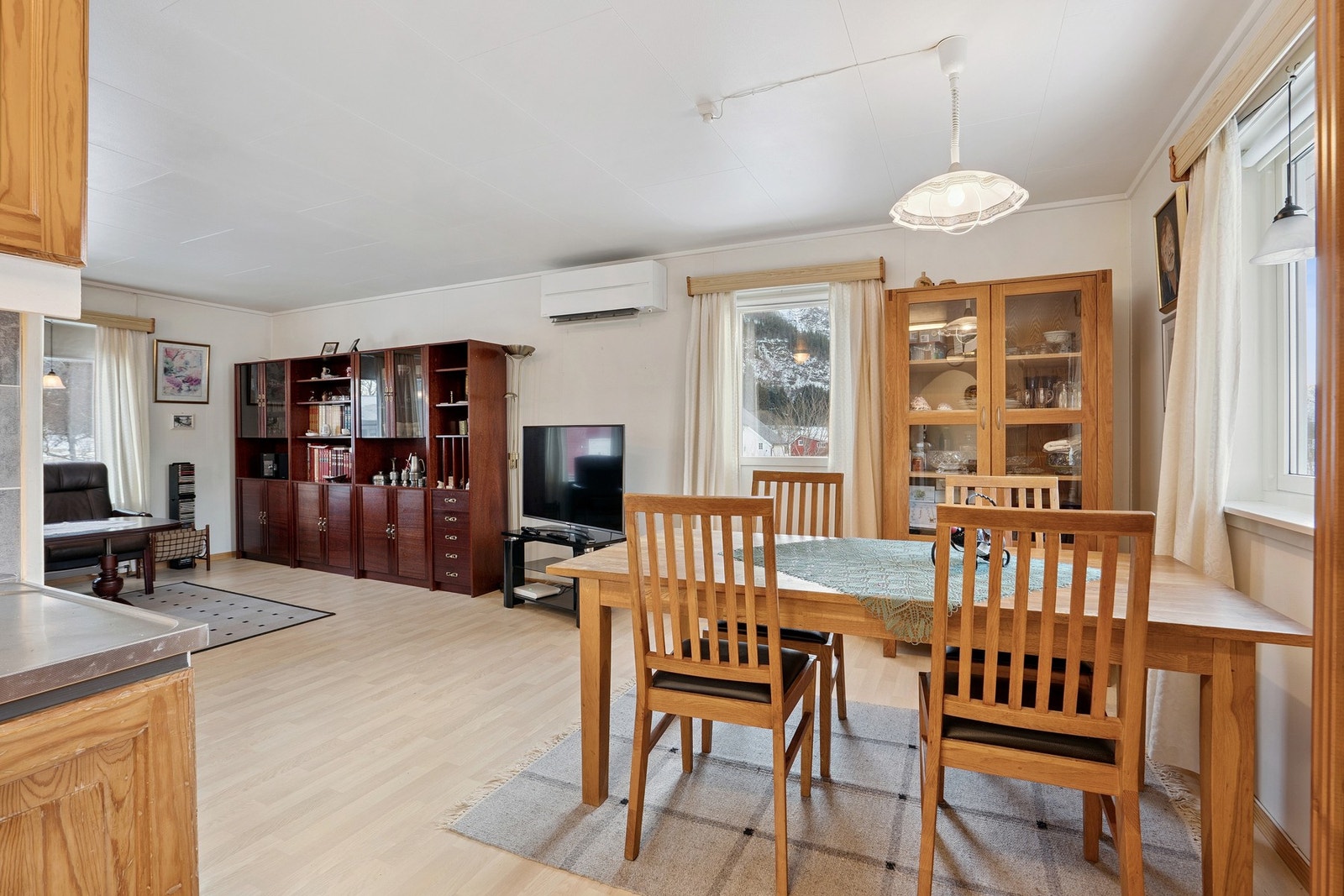 Åpen og luftig løsning til både stue og kjøkken Galleribilde