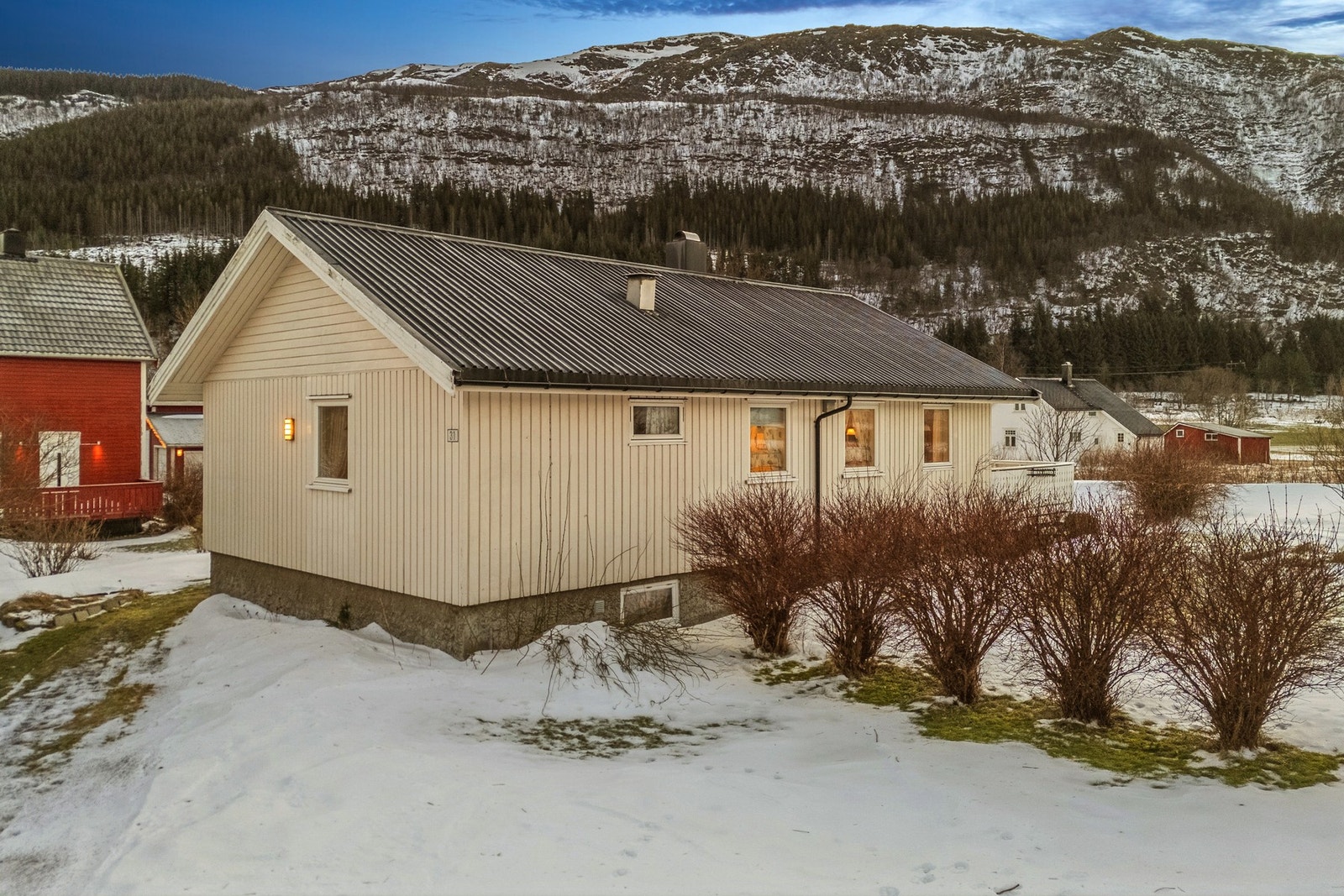Denne eneboligen har stort potensiale med attraktiv og sentral beliggenhet på Nesna! I tillegg medfølger garasje Galleribilde