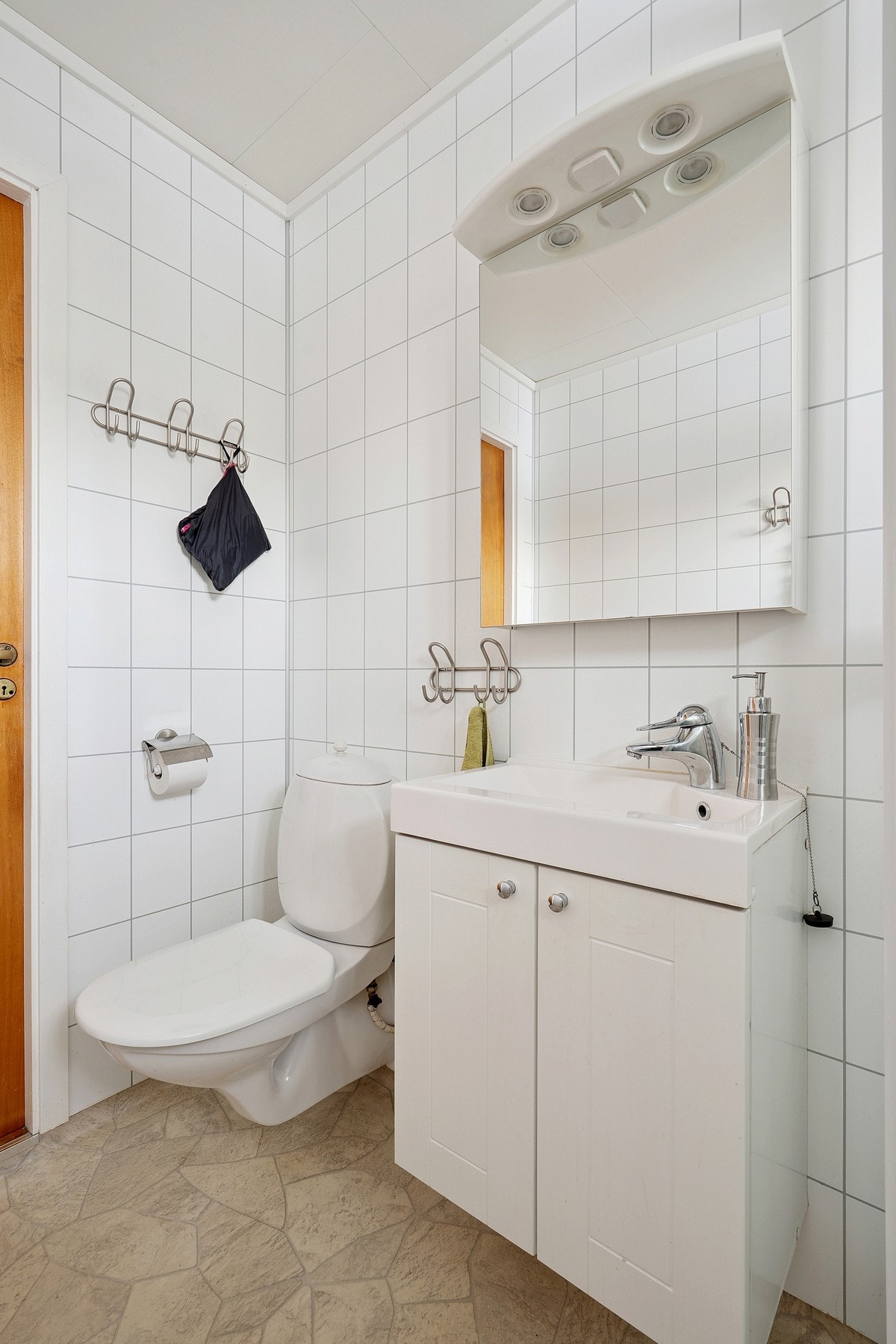 Badet har elektriske varmekabler i gulv Galleribilde