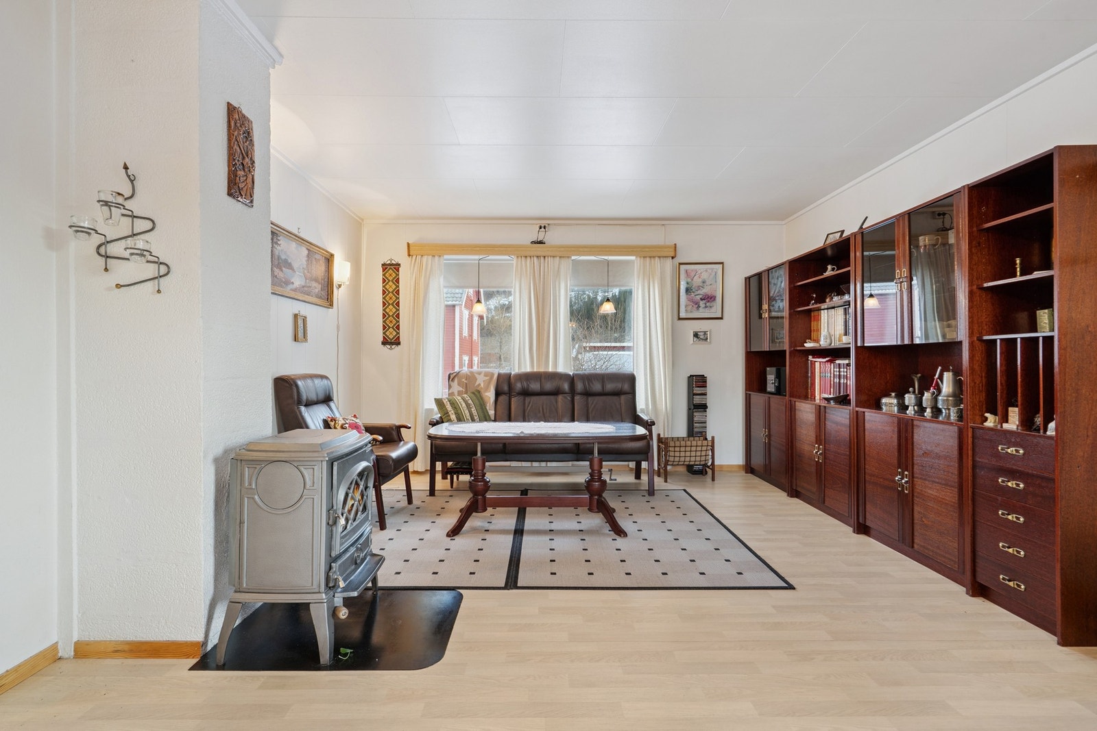 I stuen har du store vindusflater som slipper inn godt med naturlig lys Galleribilde