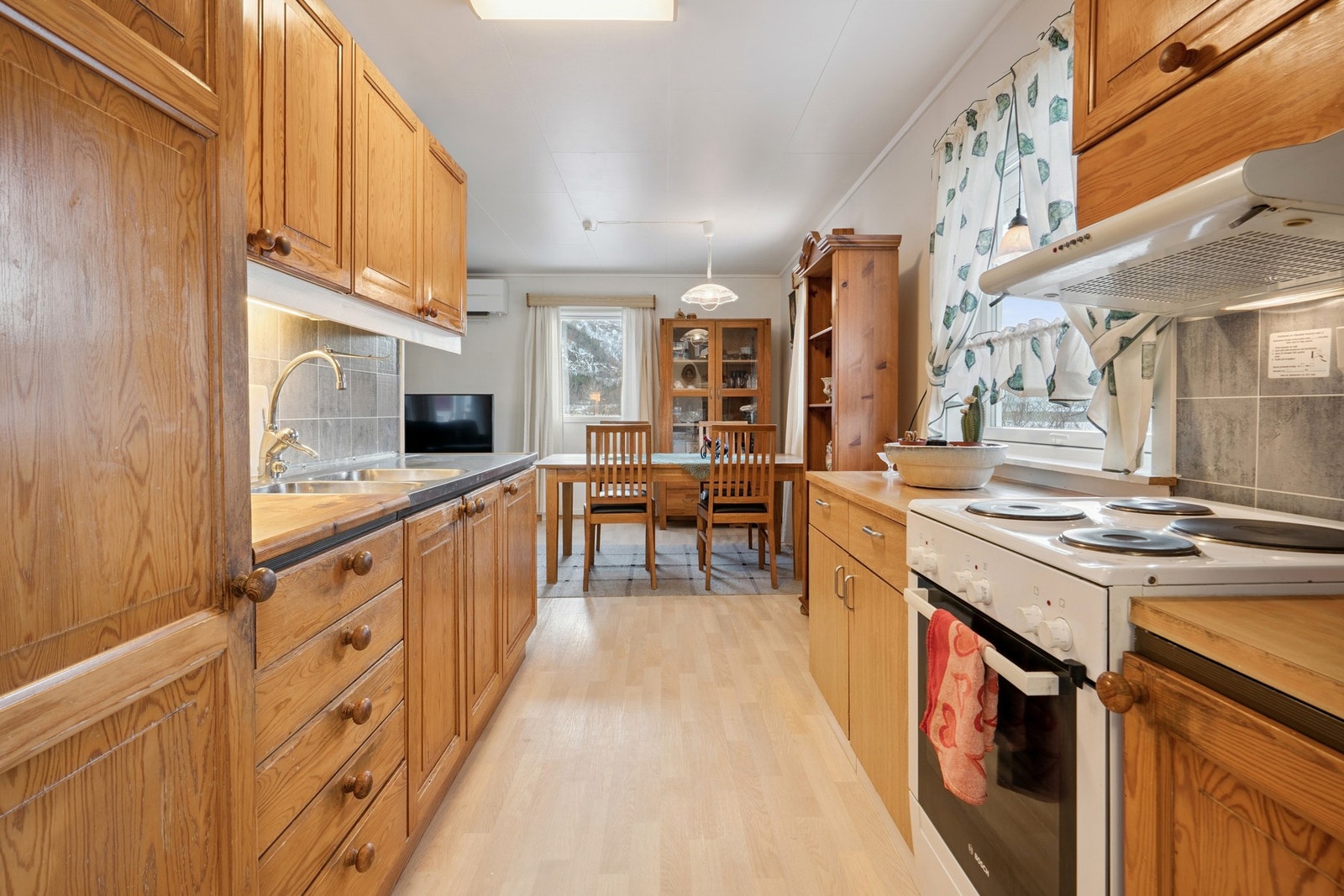 Kjøkkenet har innredning med laminerte og heltre fronter Galleribilde