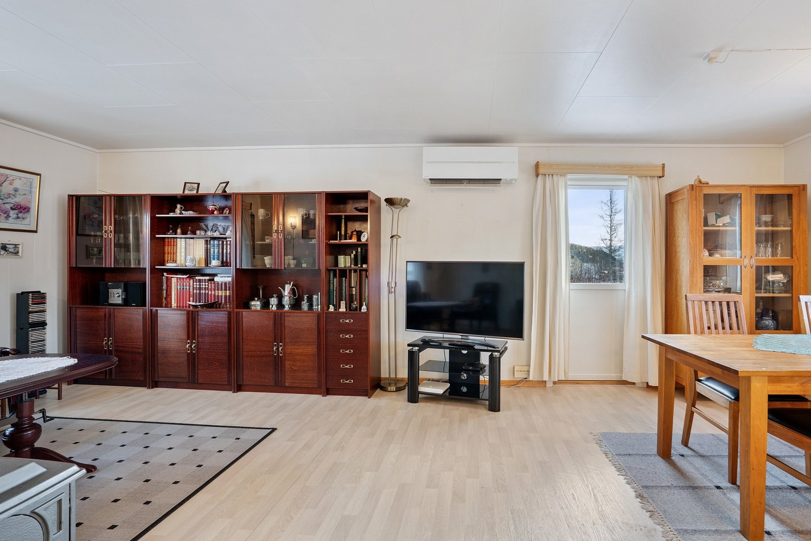 Fra stuen er det utgang til en romslig terrasse Galleribilde