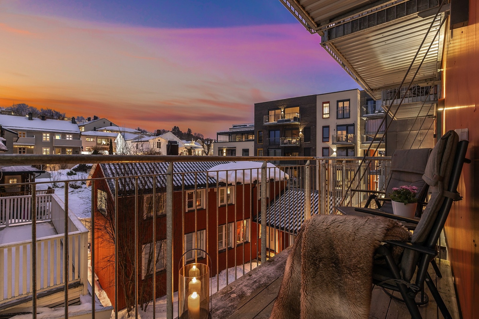 Den ene balkongen vender mot rolig bakgård og har adkomst fra inngangsparti Galleribilde