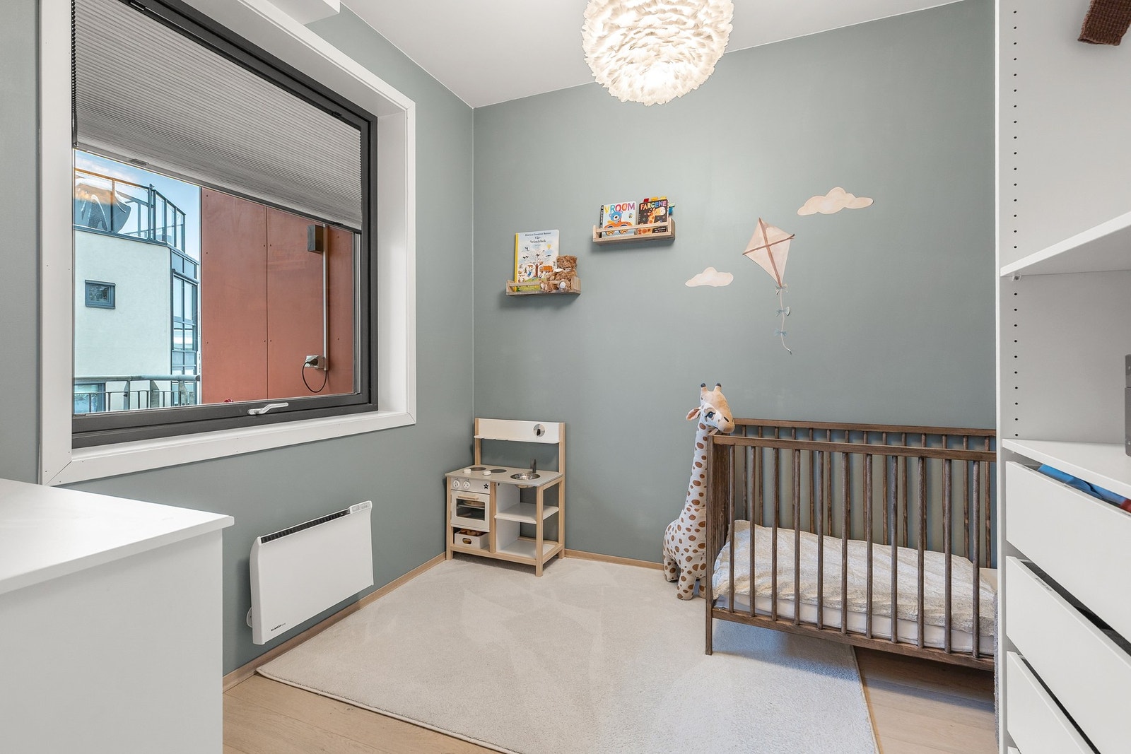 Det andre soverommet er også av god størrelse og egner seg utmerket som barnerom, gjesterom, kontor eller etter behov Galleribilde