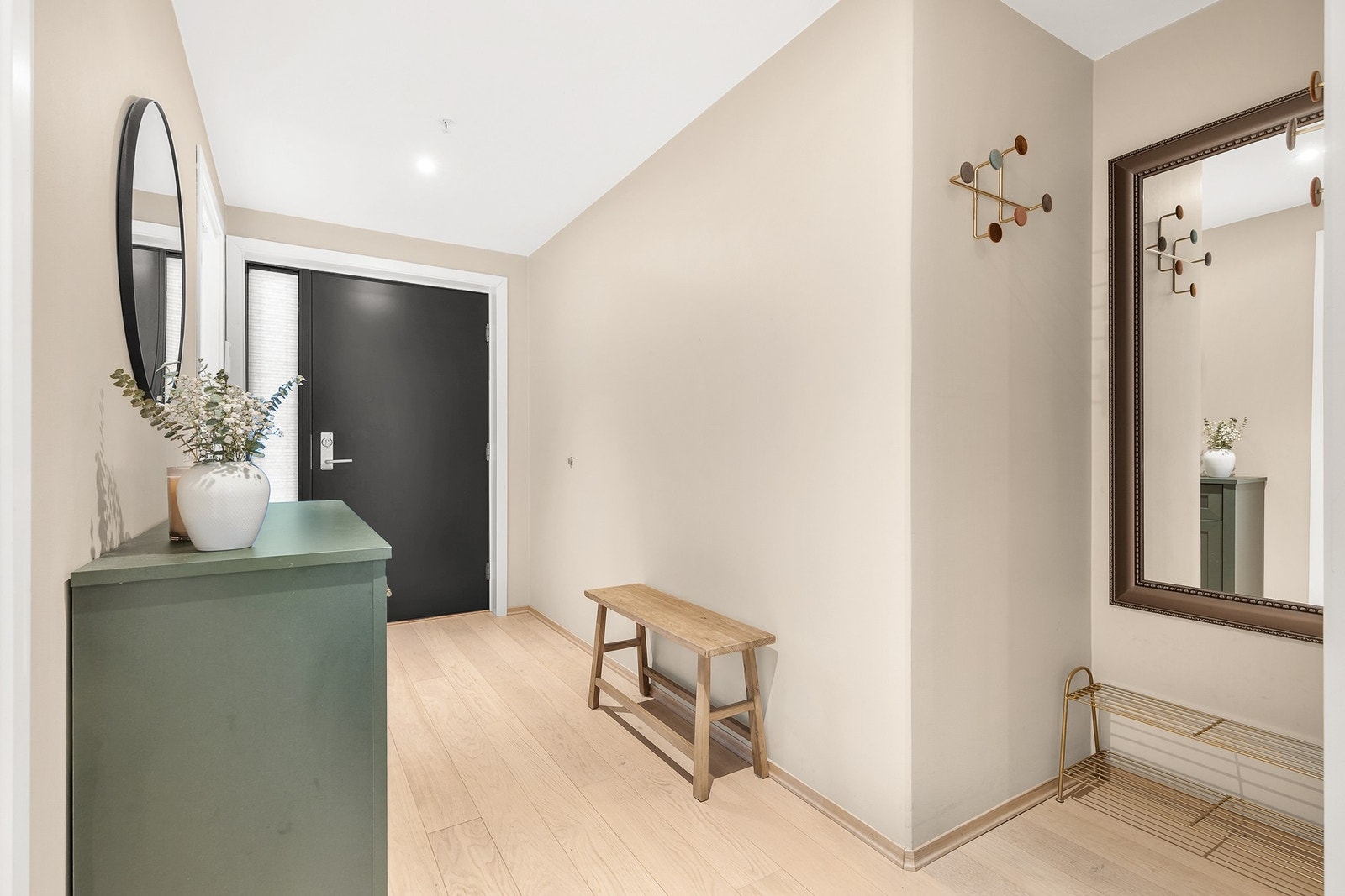 Ved inngangsdøren er det montert pad for Eopt smarthusstyring, som kan betjenes via app Galleribilde