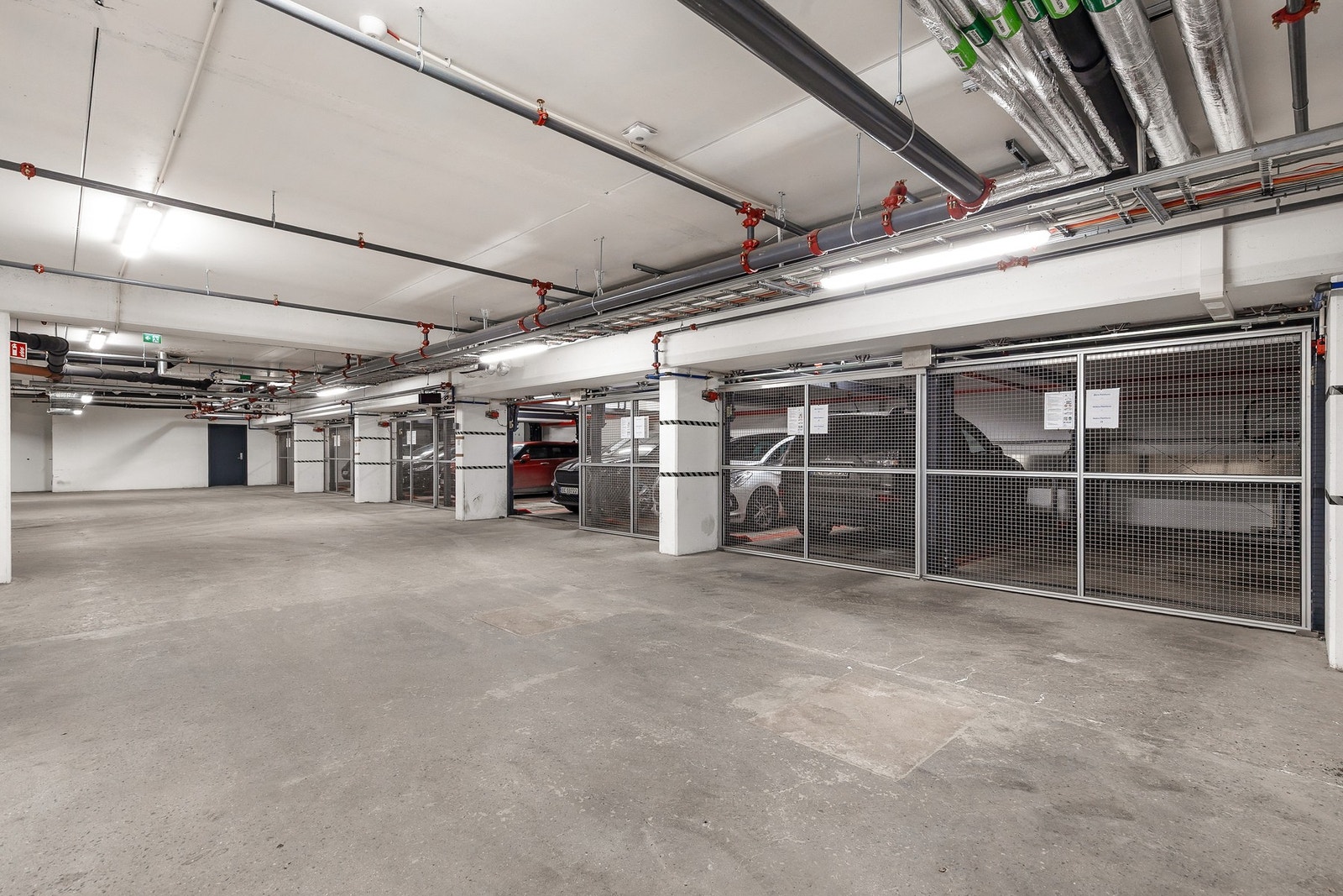 Leiligheten disponerer en parkeringsplass i felles semiautomatisk parkeringsanlegg i kjeller med heisadkomst. Det er montert el-billader Galleribilde