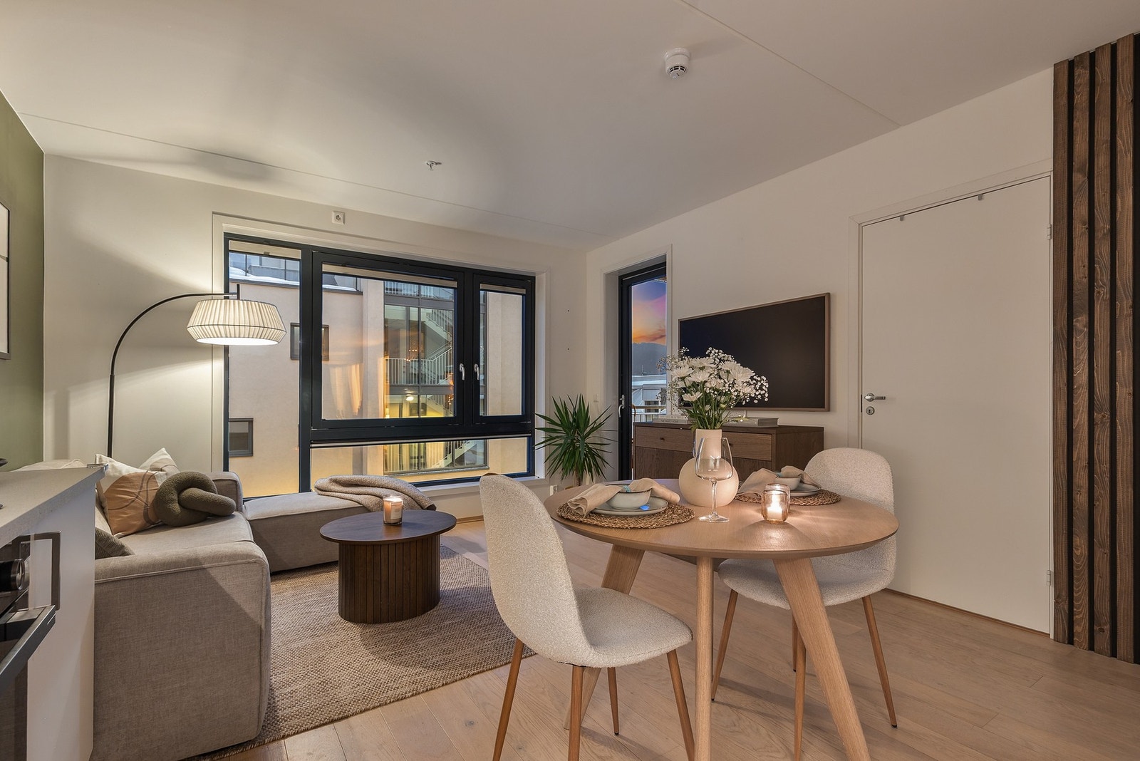 Rommet har store vindusflater som bidrar til gode lysforhold Galleribilde