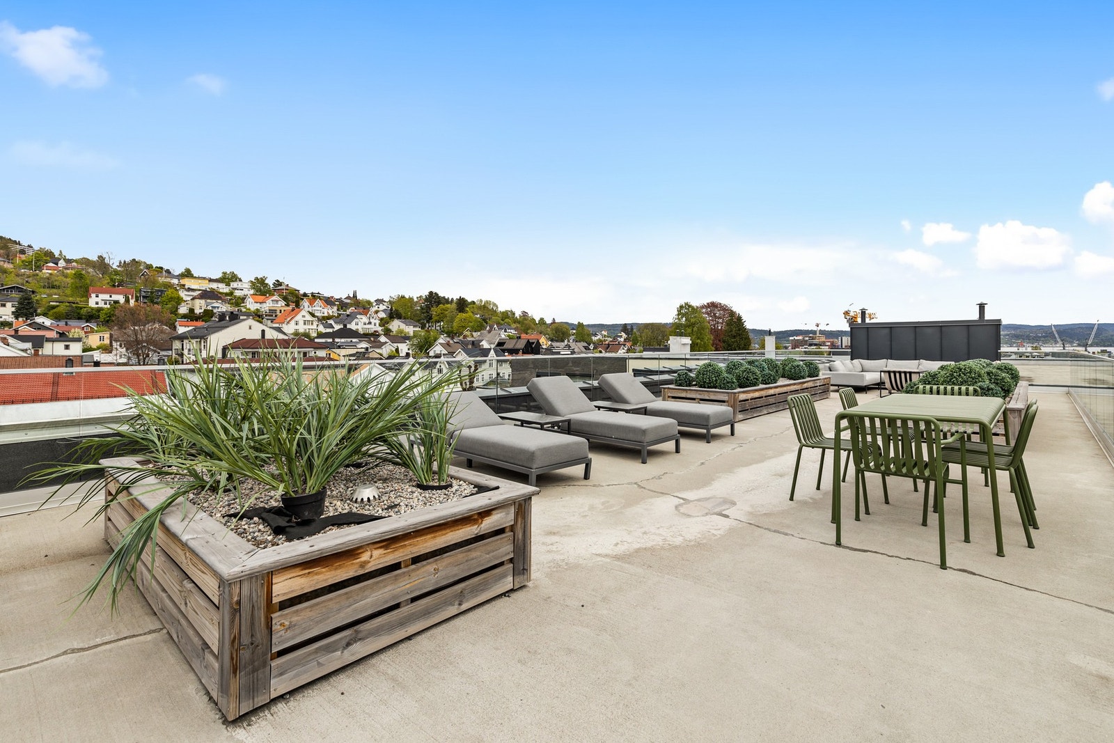 Takterrassen har panoramautsikt over hele byen og gode solforhold som kan nytes fra morgen til kveld Galleribilde