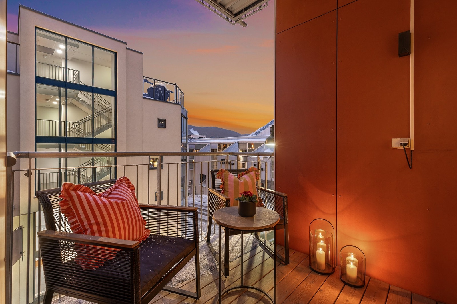 En moderne, tiltalende og lettstelt 3-roms leilighet med gjennomgående høy standard, to balkonger og parkeringsplass i felles garasjeanlegg Galleribilde