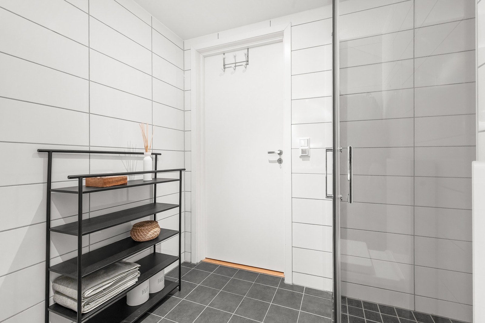 Det er ventilasjon via balansert anlegg og tilluft under døren Galleribilde