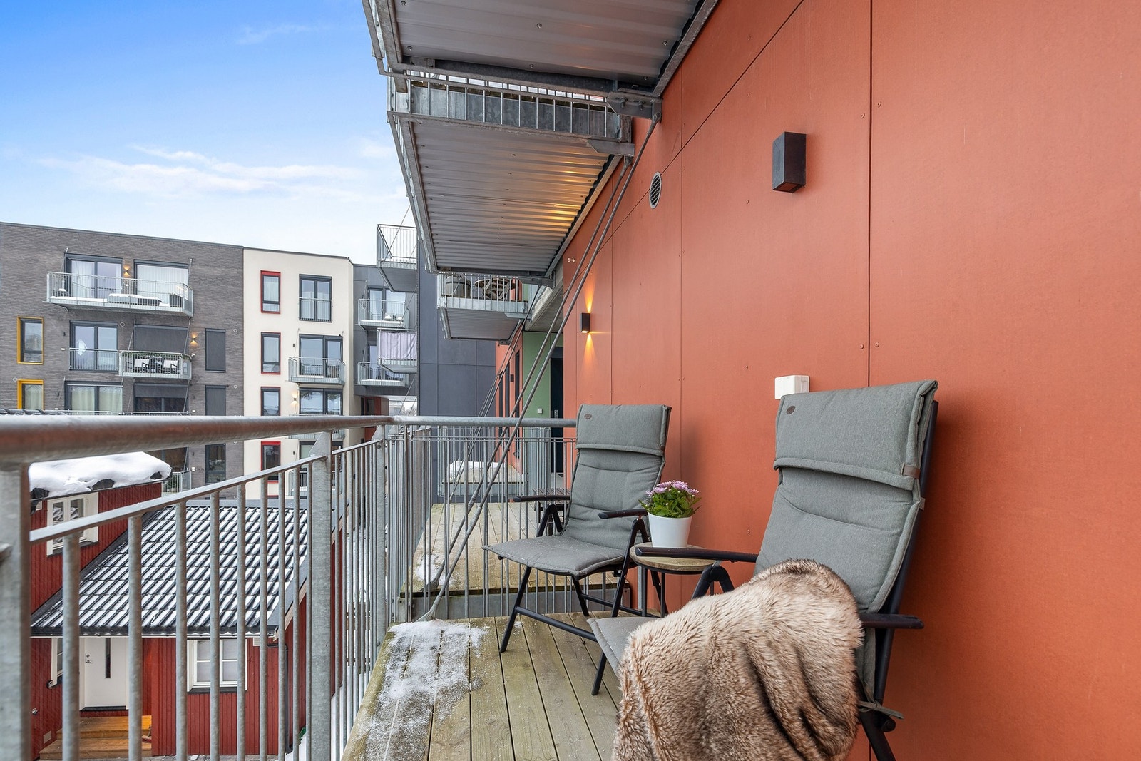 Herfra er det hyggelig utsyn over fellesområder og nabohus Galleribilde