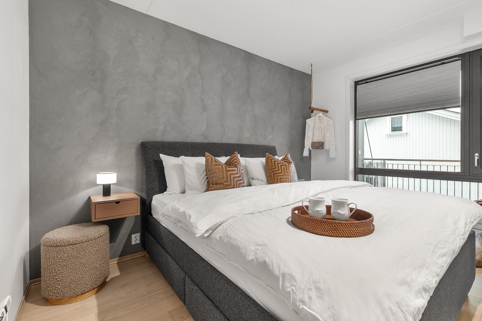 Leiligheten har to soverom, begge med parkett på gulv og malte, slette flater på vegger og himling Galleribilde