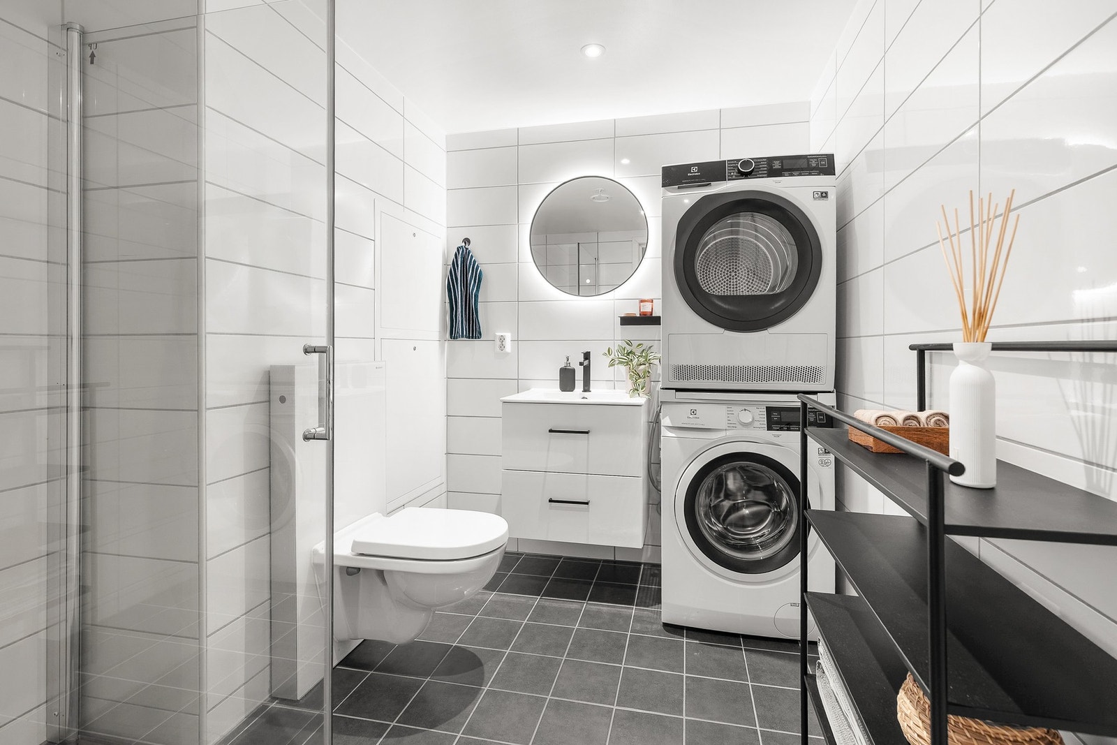 Romslig bad med gulvvarme og opplegg for vaskemaskin samt tørketrommel Galleribilde