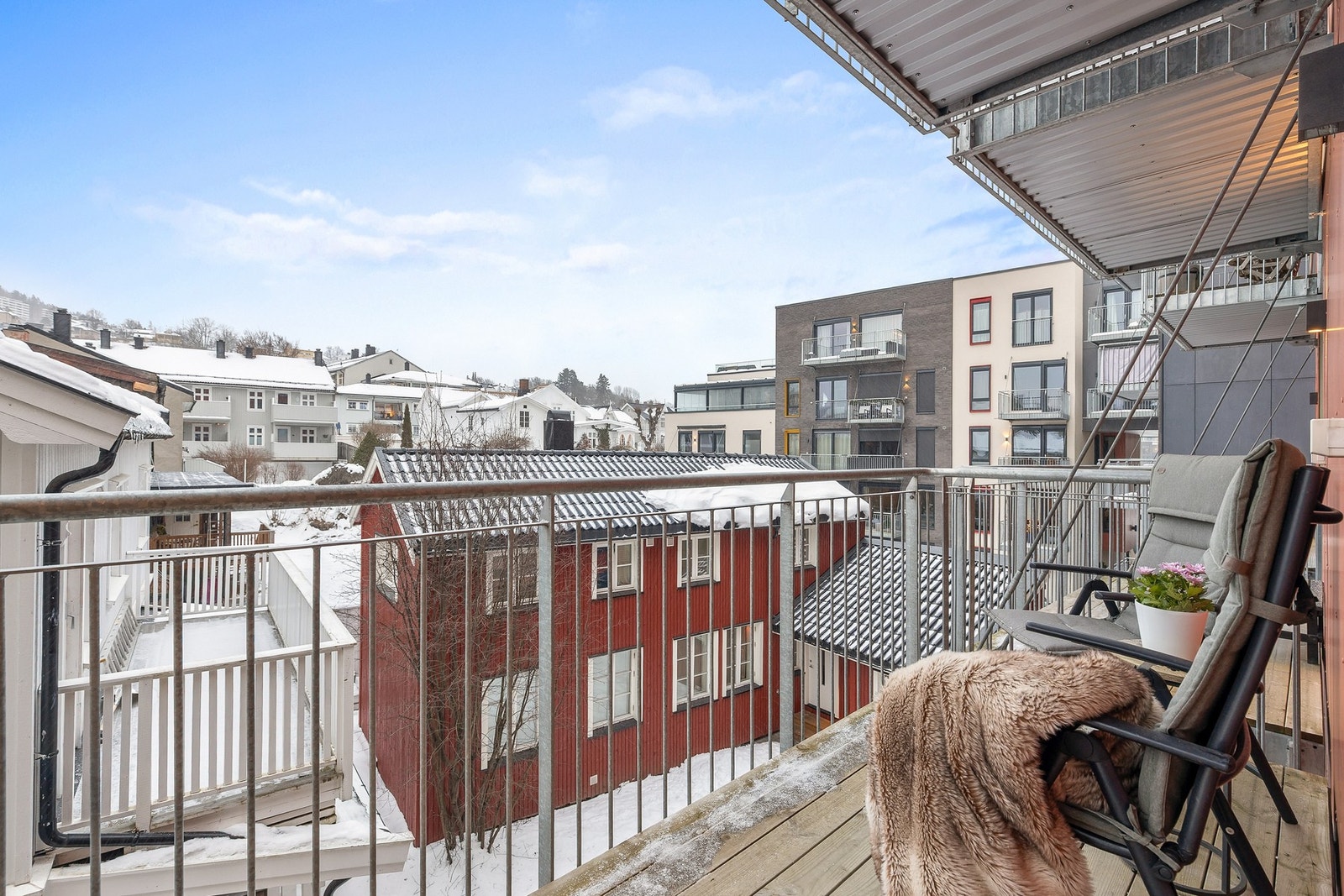 Nordvendt balkong med adkomst fra utvendig inngangsparti Galleribilde