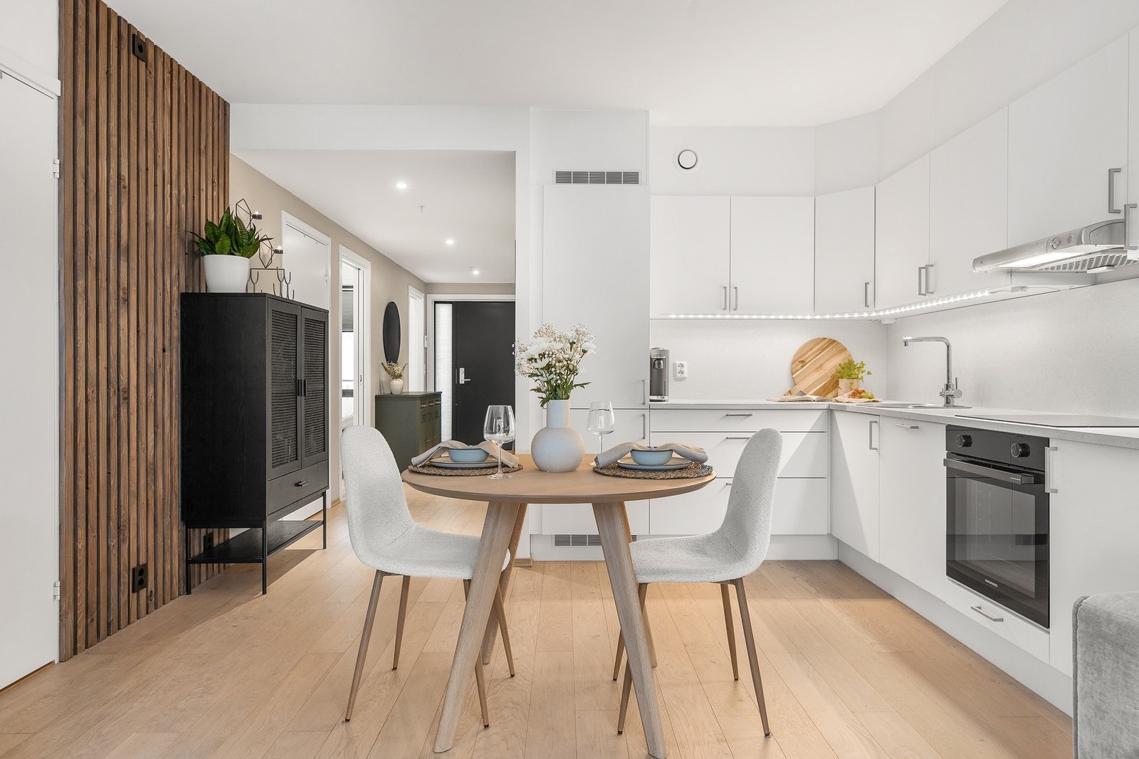 Kjøkkenet er fra kvalitetsleverandøren Sigdal og har foliert benkeplate og hvite, glatte fronter med demping Galleribilde