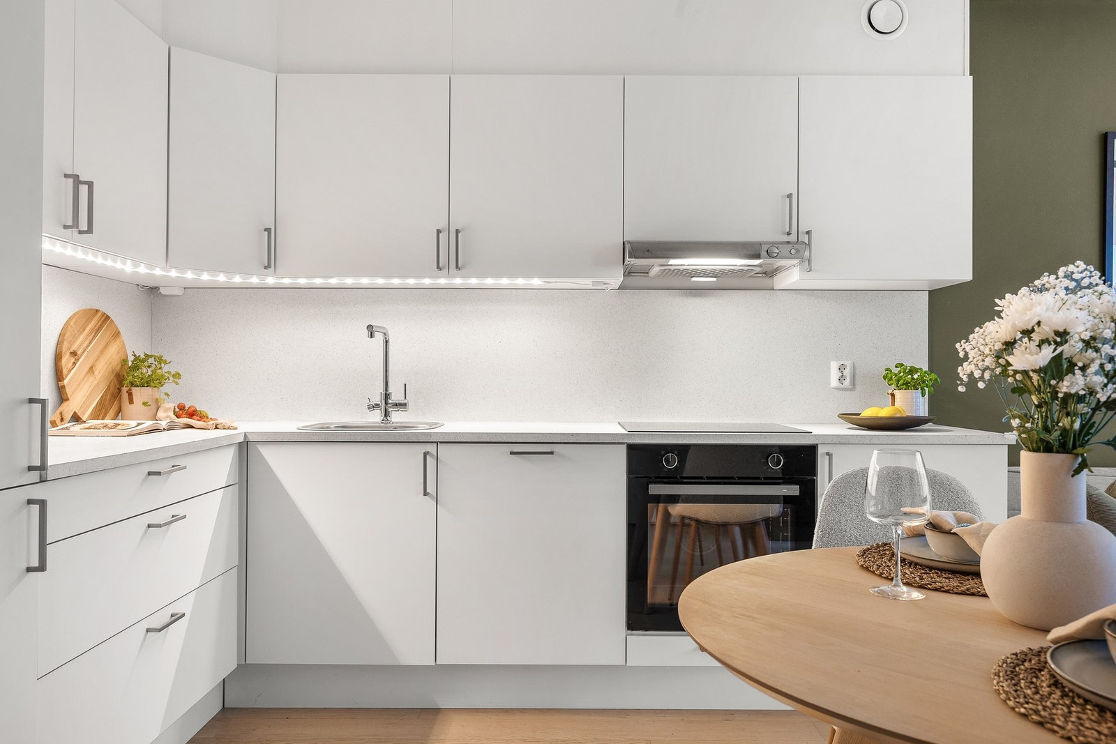 Det er også montert kjøkkenventilator over komfyr hvor avtrekk går via ventilasjonsavtrekk Galleribilde