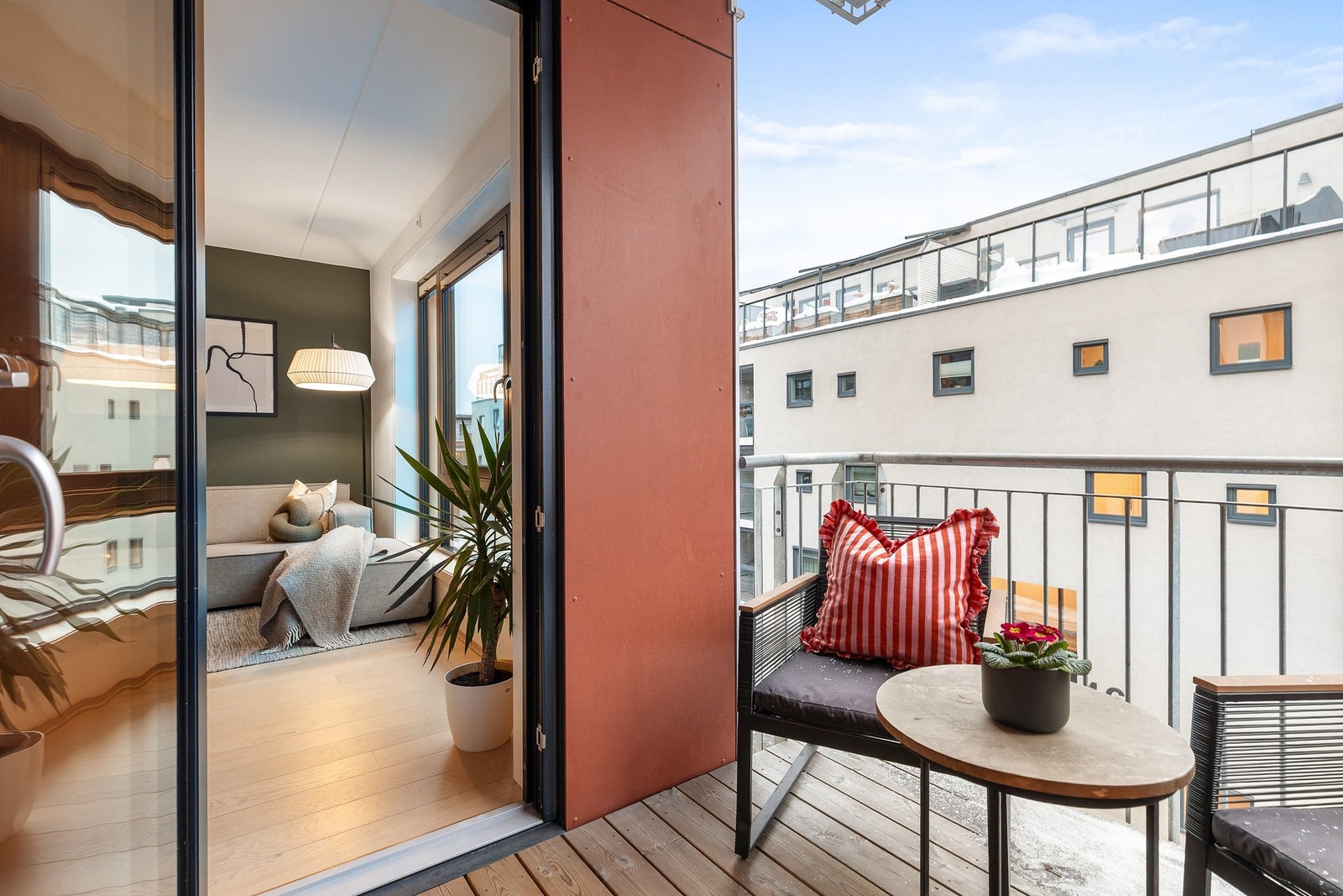 Det er fin plass til utemøblement på begge balkonger Galleribilde