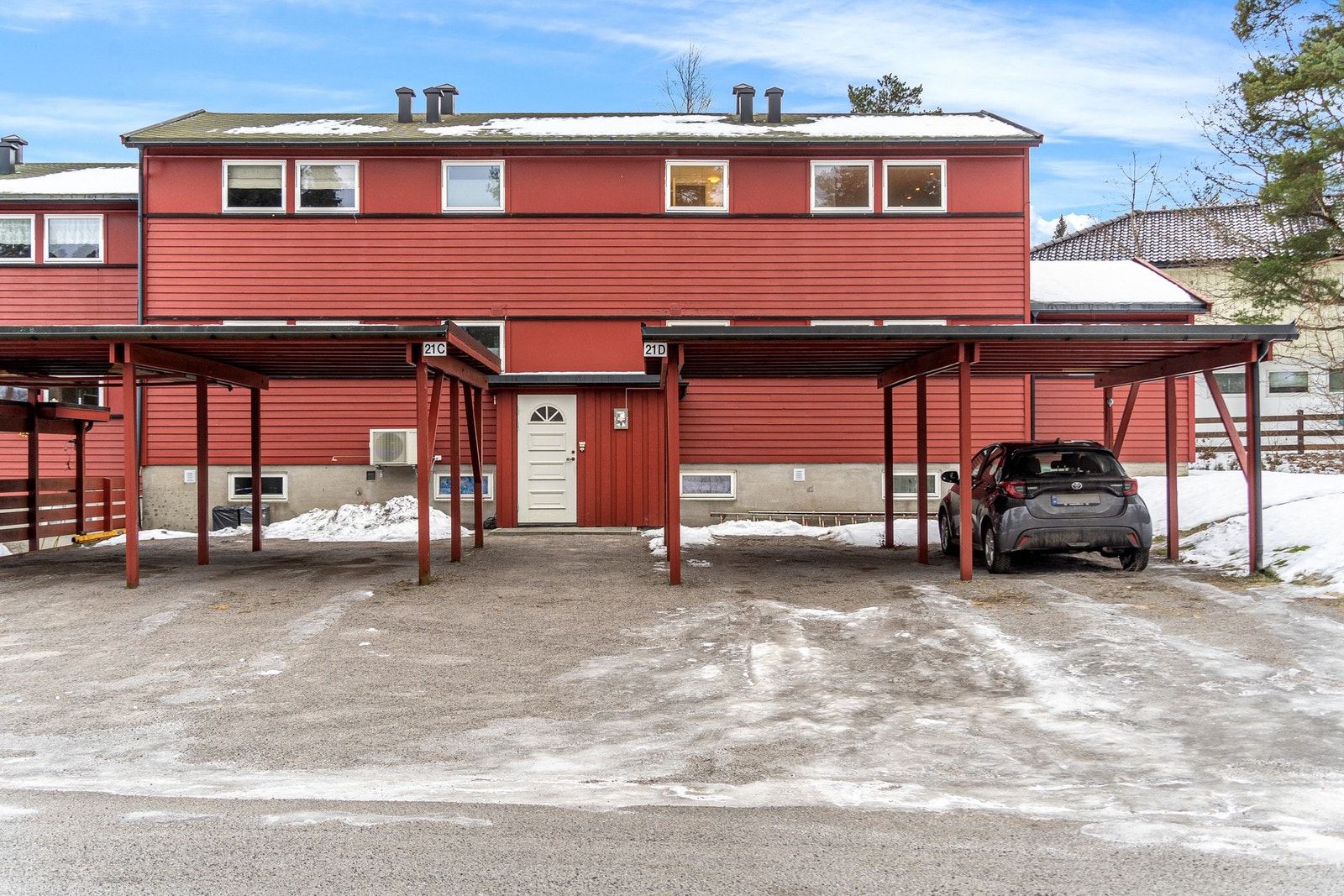 Bilen parkerer du i egen carport med elbil lader Galleribilde