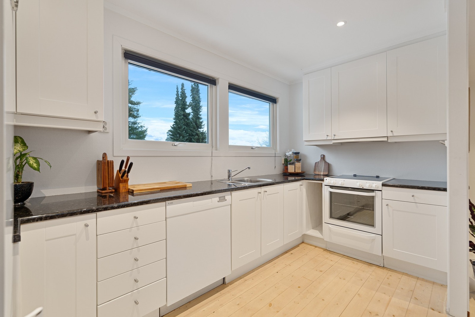 Flott utsyn via store vinduer på kjøkkenet Galleribilde