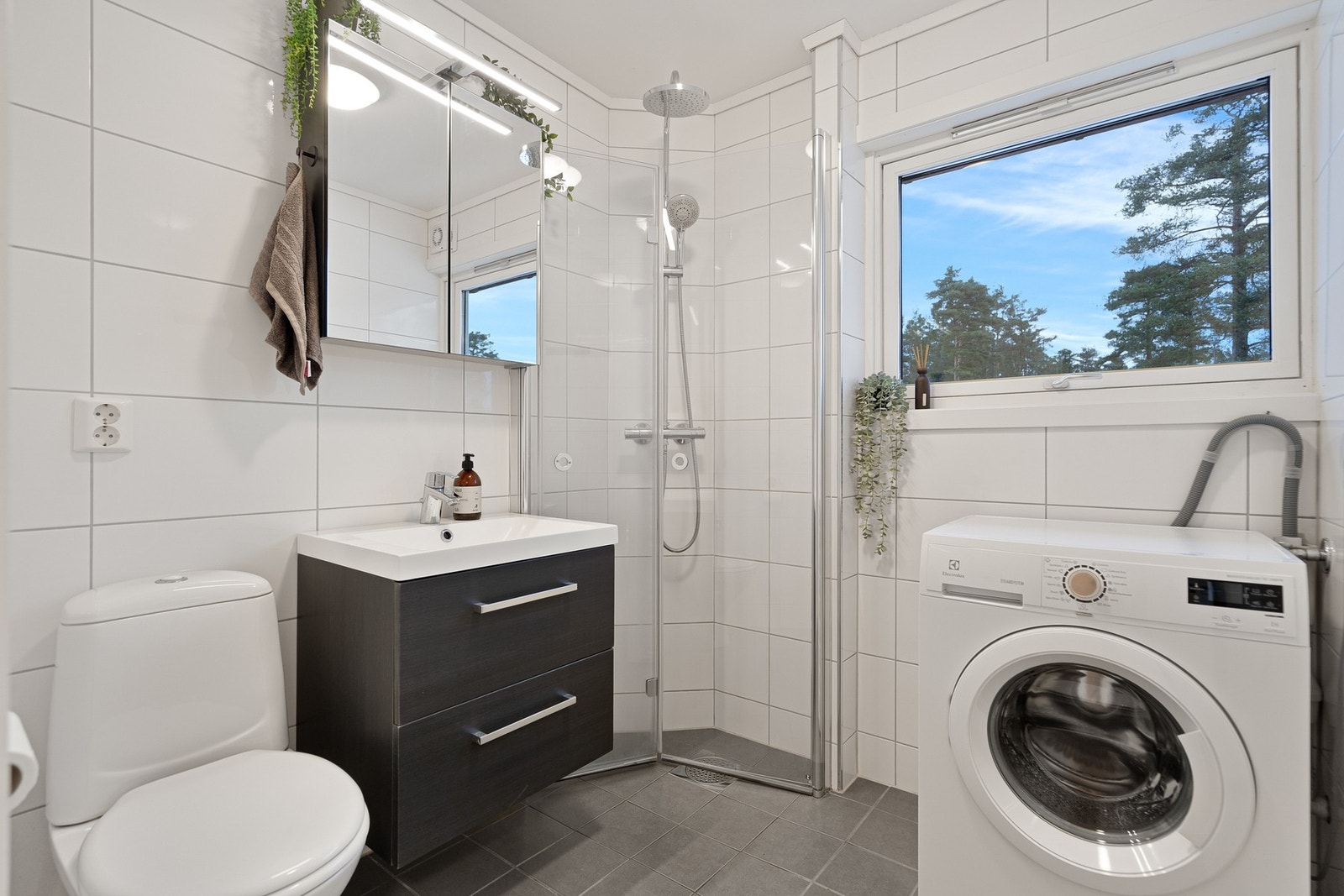 Nydelig flislagt bad med moderne stil og standard Galleribilde