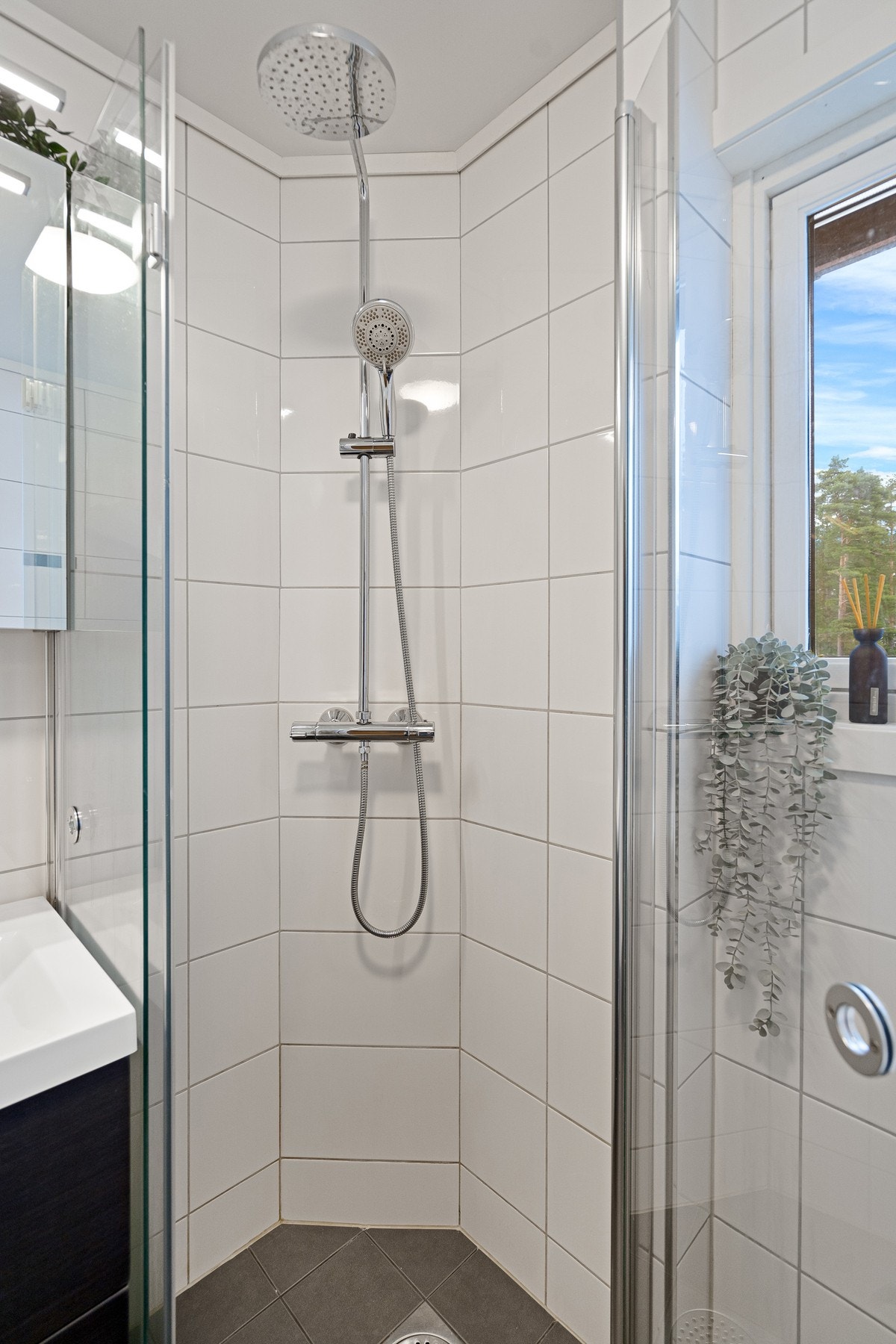 Romslig dusjhjørne med troperegn-dusjhode Galleribilde