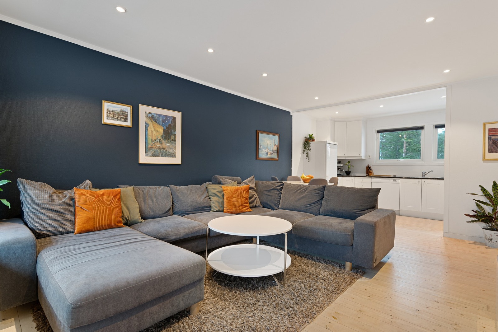 Stue og kjøkken ligger i åpen løsning med herlig gjennomlys Galleribilde