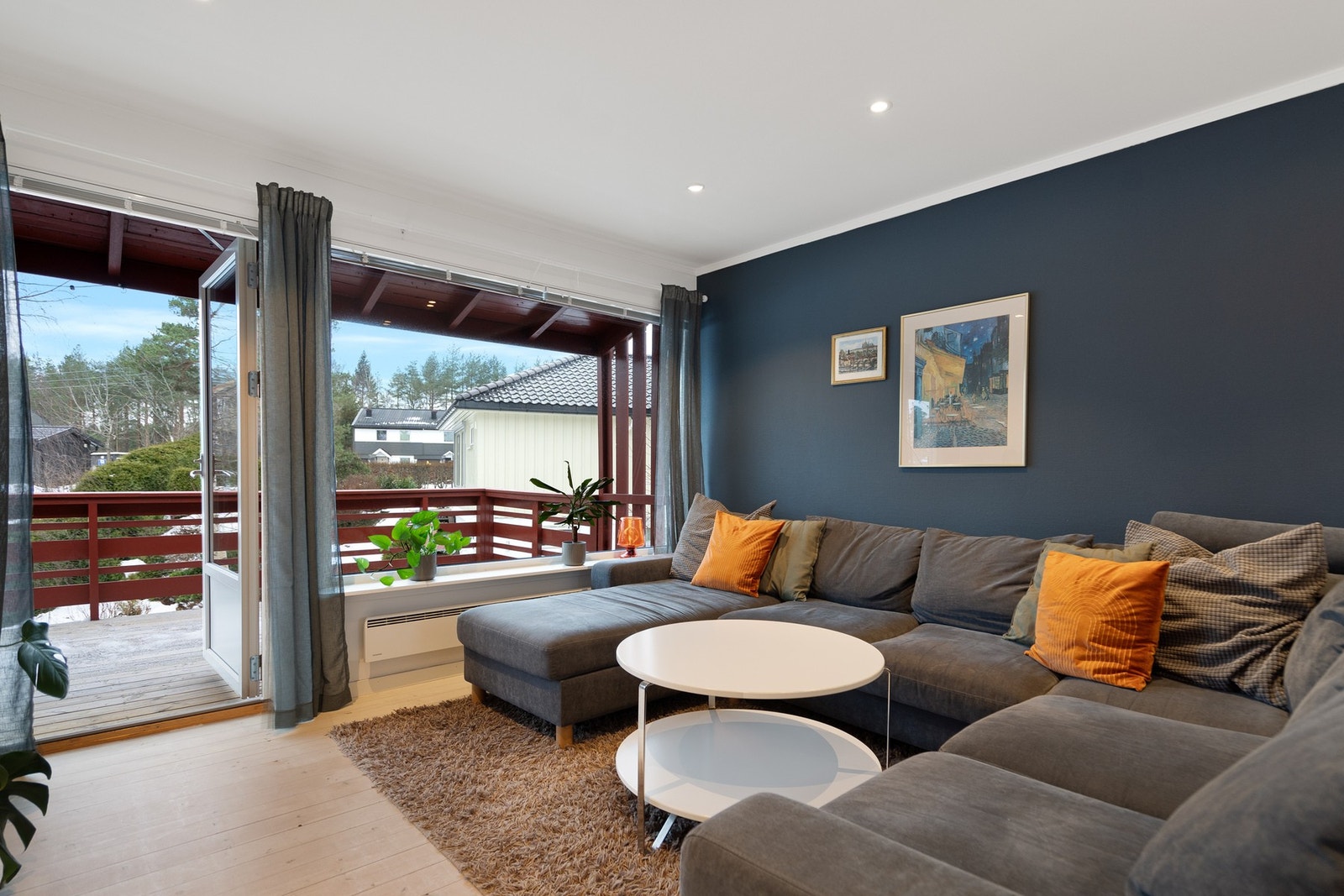 Åpen stue med store vinduer som gir et godt lysinnslipp Galleribilde