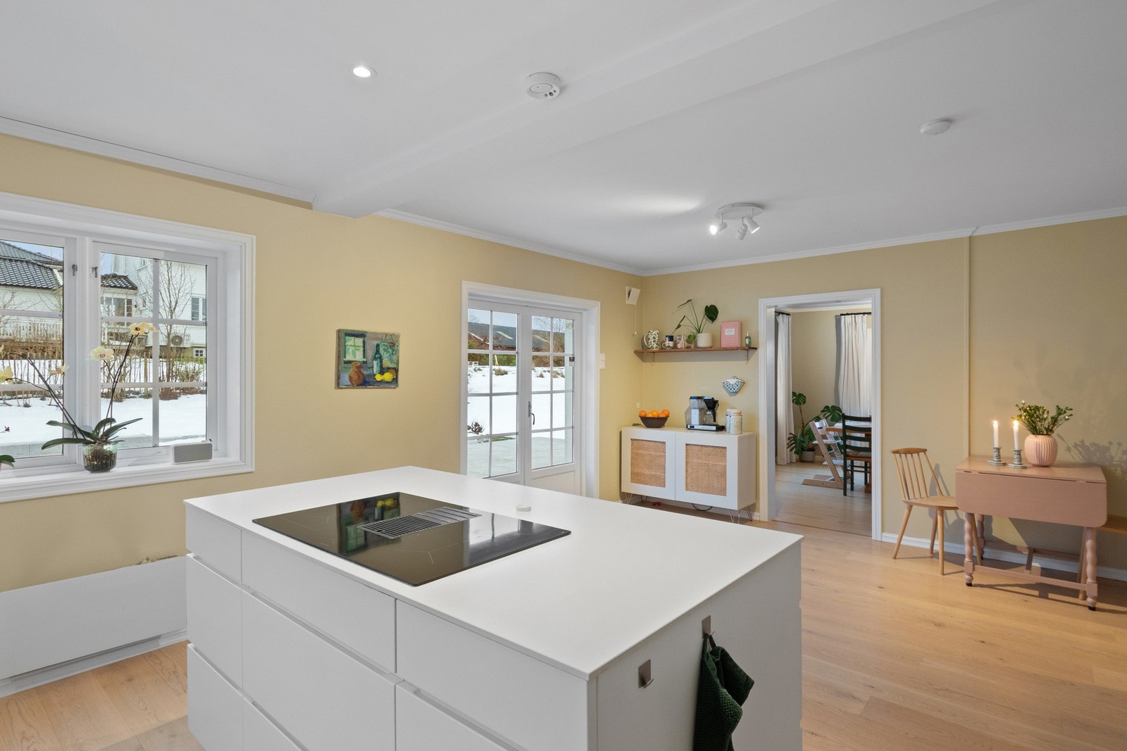 Kjøkkenet har kjøleskap/frys, oppvaskmaskin, stekeovn, platetopp og laminat benkeplate. Galleribilde