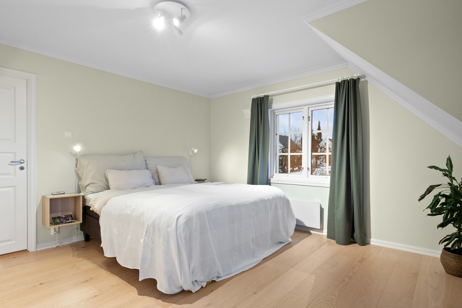 Her har du også plass til en dobbeltseng med nattbord på hver side, og et skal til oppbevaring Galleribilde