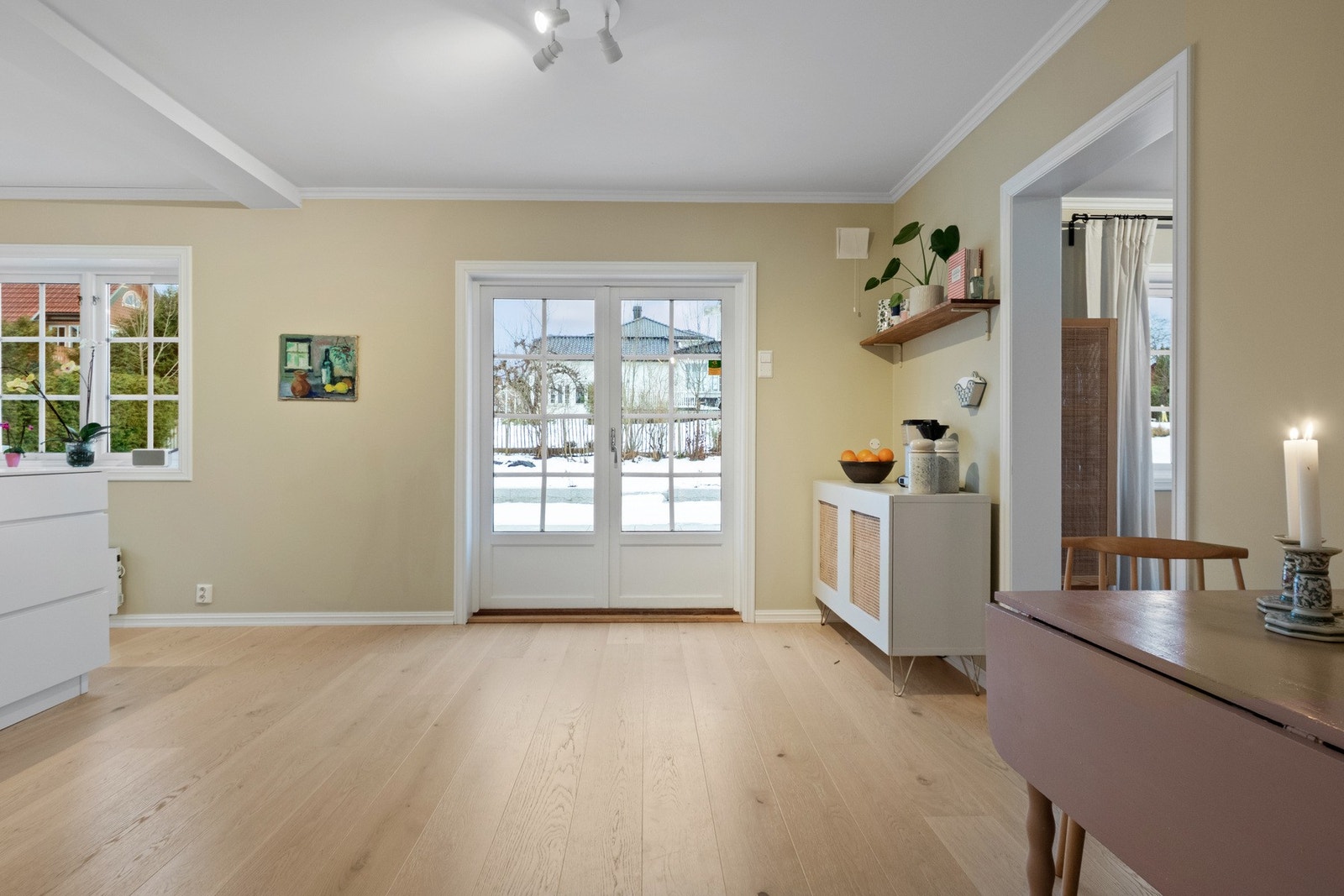 Fra kjøkkenet har du utgang til en koselig uteplass. Galleribilde