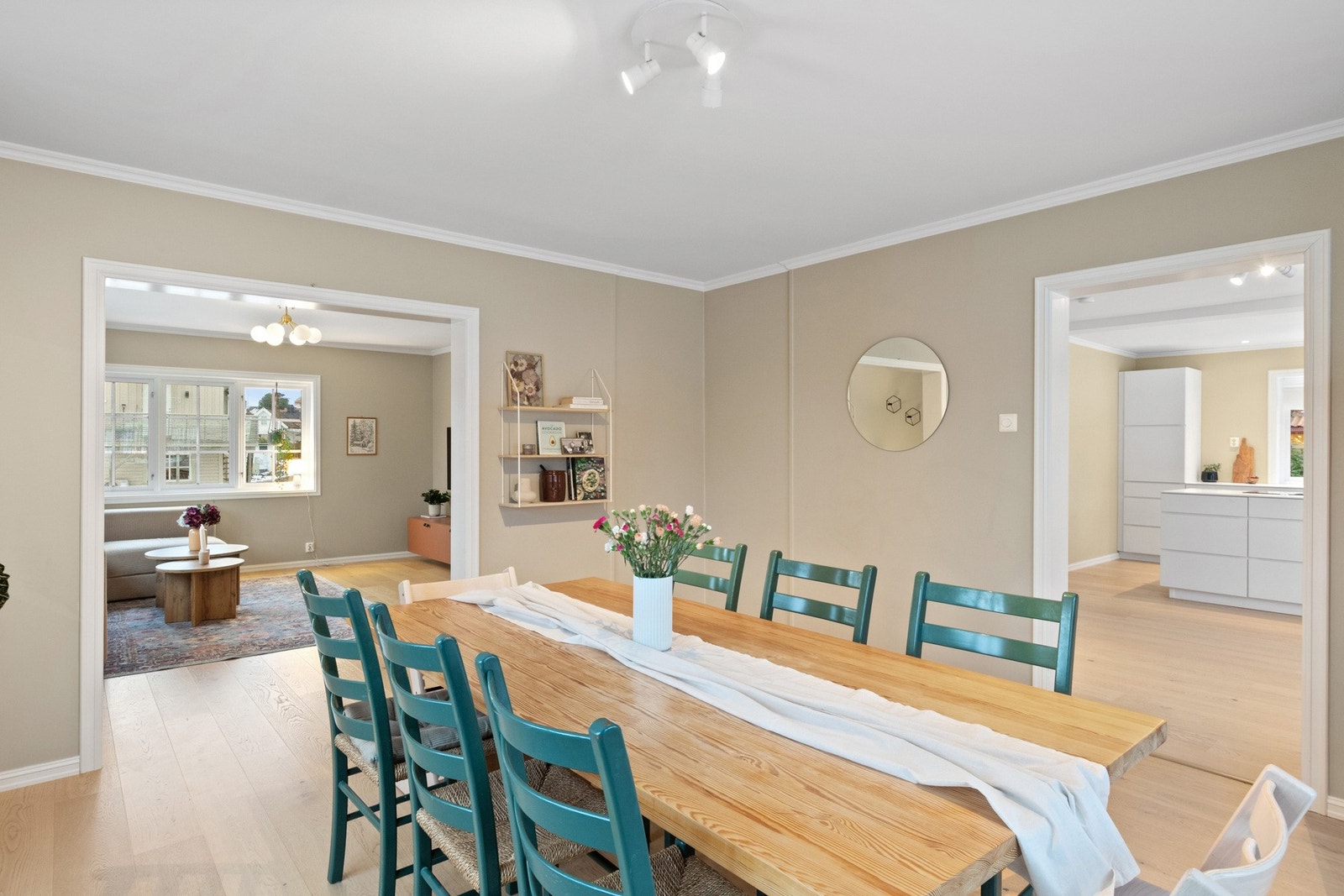 Dette er et rom som inviterer til lange måltider, gode samtaler og hyggelige sammenkomster. Galleribilde