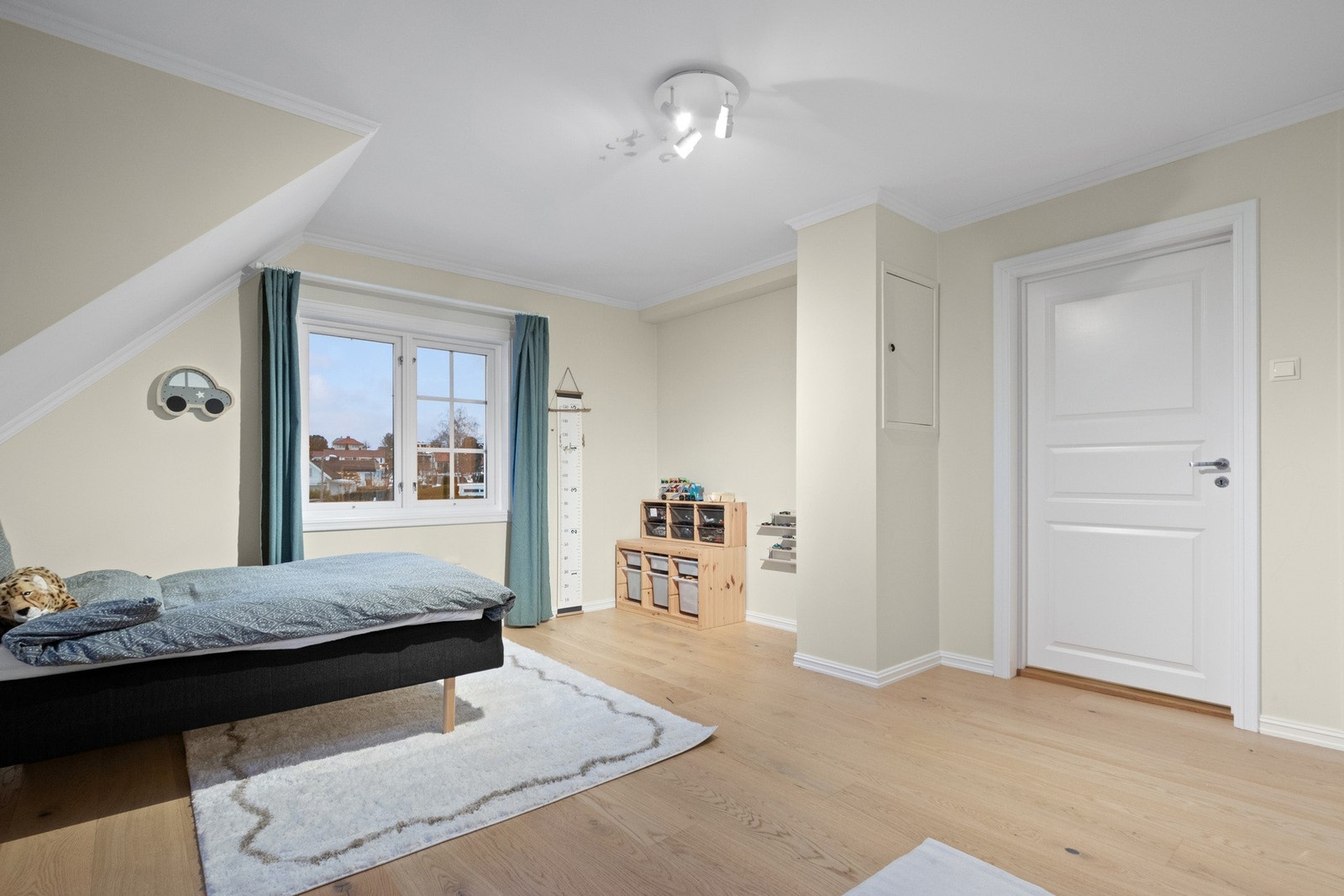 Her har du plass til både dobbeltseng med nattbord på hver side, og kommode/skap til oppbevaring av klær Galleribilde