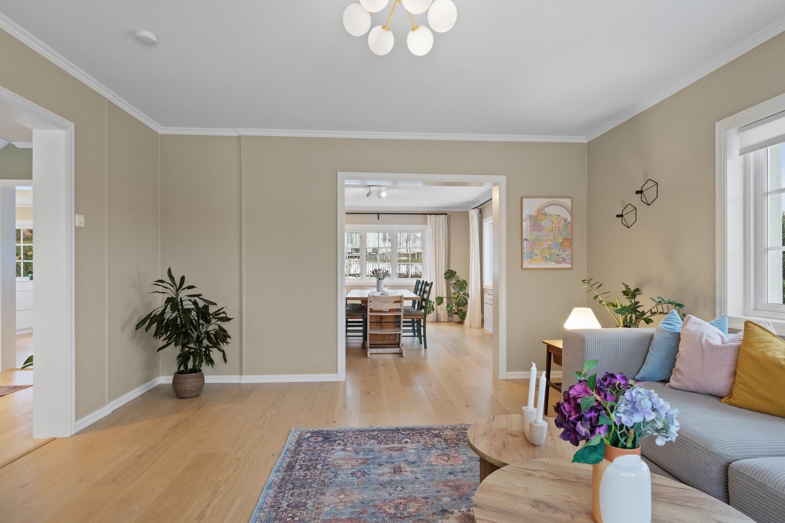 Fra stuen har du åpen løsning til spisestuen Galleribilde