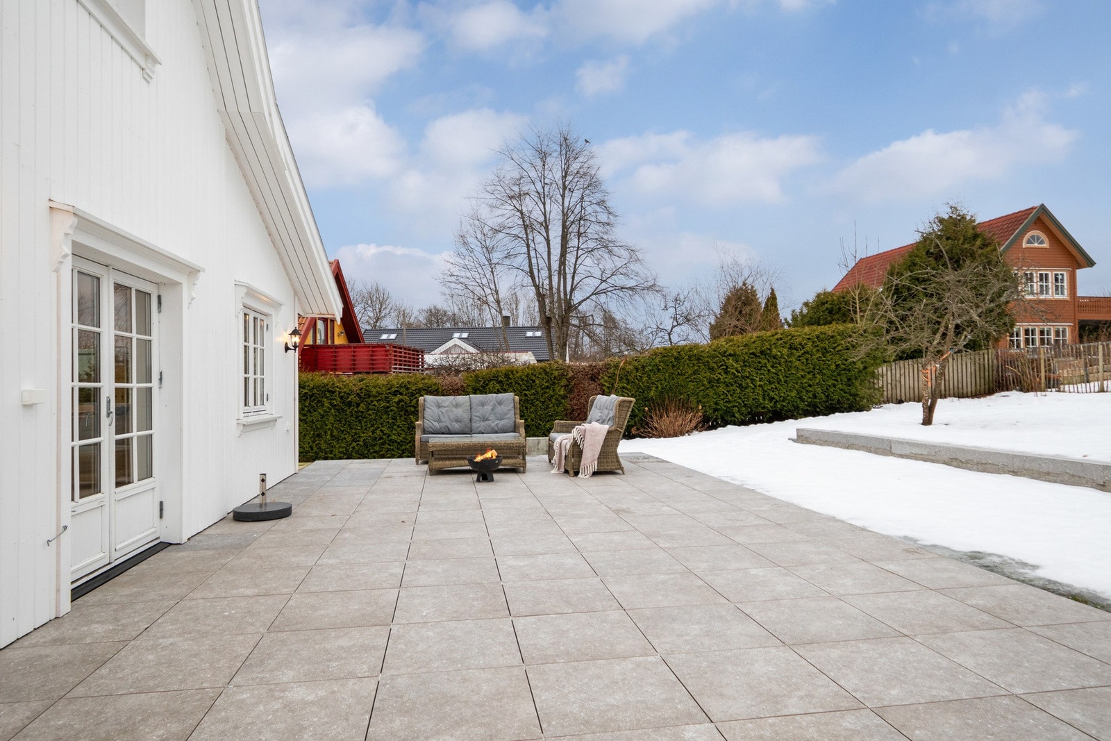 På terrassen har du godt med plass til både grill og spisebord Galleribilde