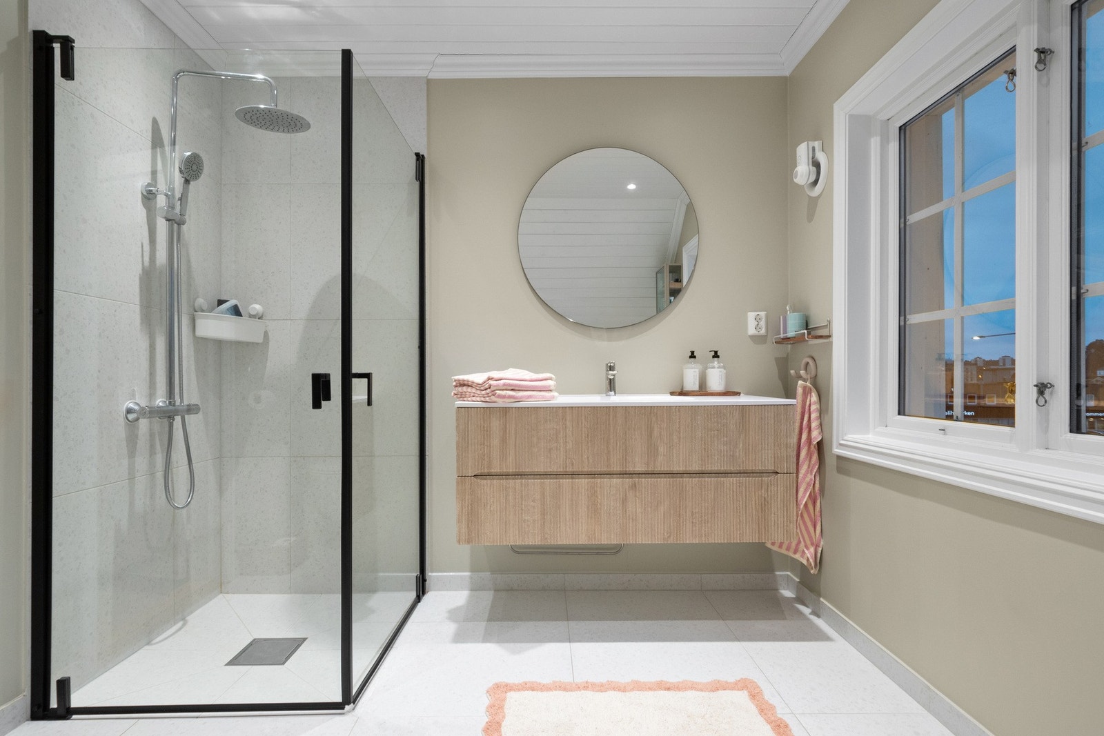 Det er elektrisk styrt vifte på badet. Galleribilde