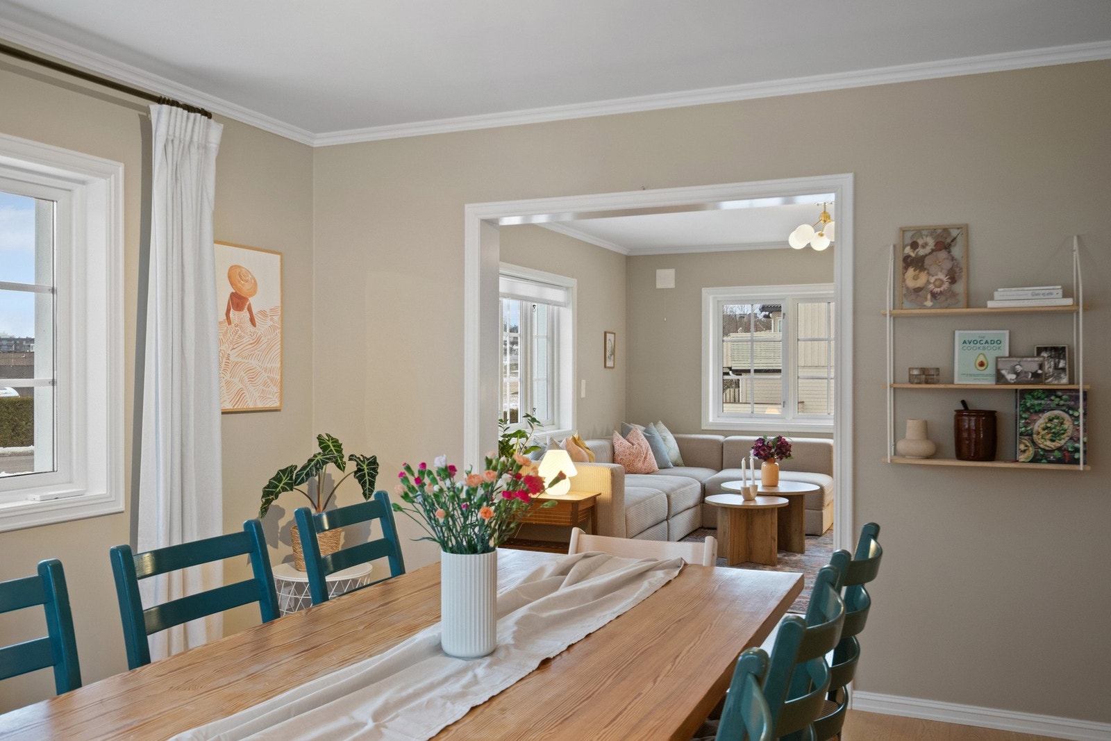 De varme, nøytrale fargene gir rommet et tidløst og elegant uttrykk som er lett å kombinere med ulike møbler og stiler. Galleribilde