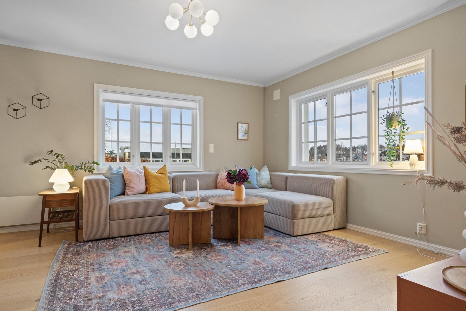 Rommet oppleves lyst og luftig, med en balansert helhet som fremhever boligens kvaliteter. Galleribilde